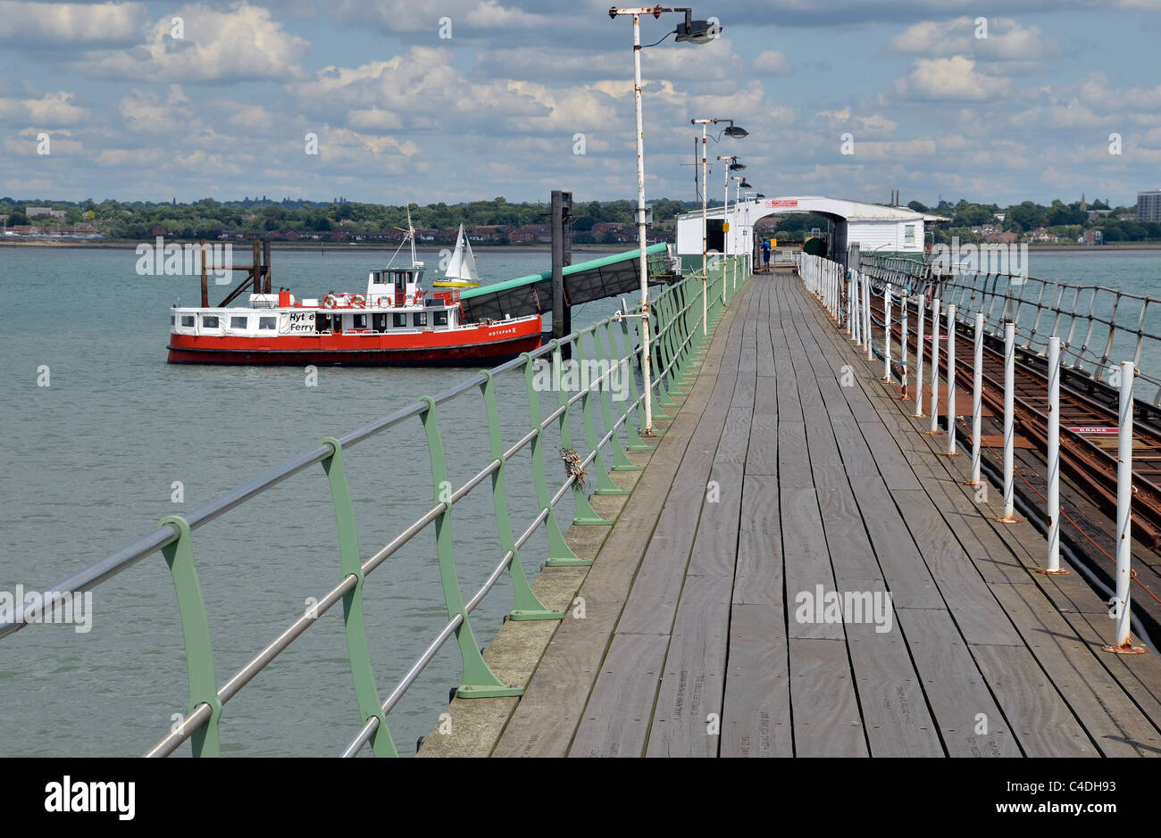 Hythe Pier zeigt Fähre Stockfoto