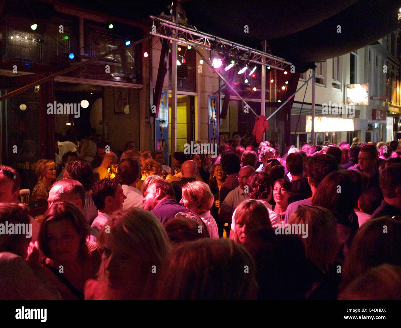 Das Jazzfestival in Breda, in den Niederlanden, die Tausende von Menschen zu gewinnen. Cafe 'de Bommel' in der Nacht Stockfoto