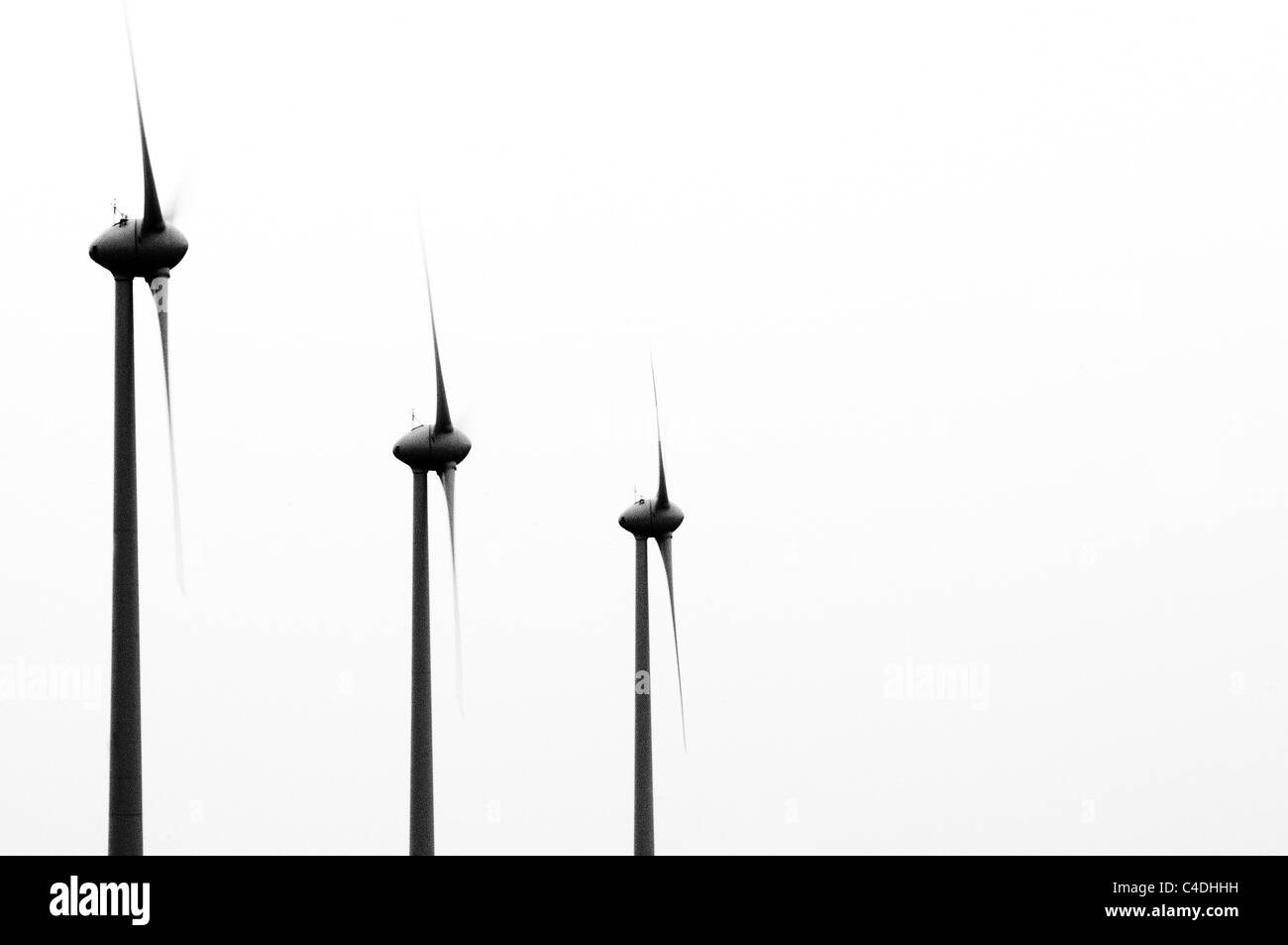 Eine Gruppe von Windenergieanlagen Stockfoto