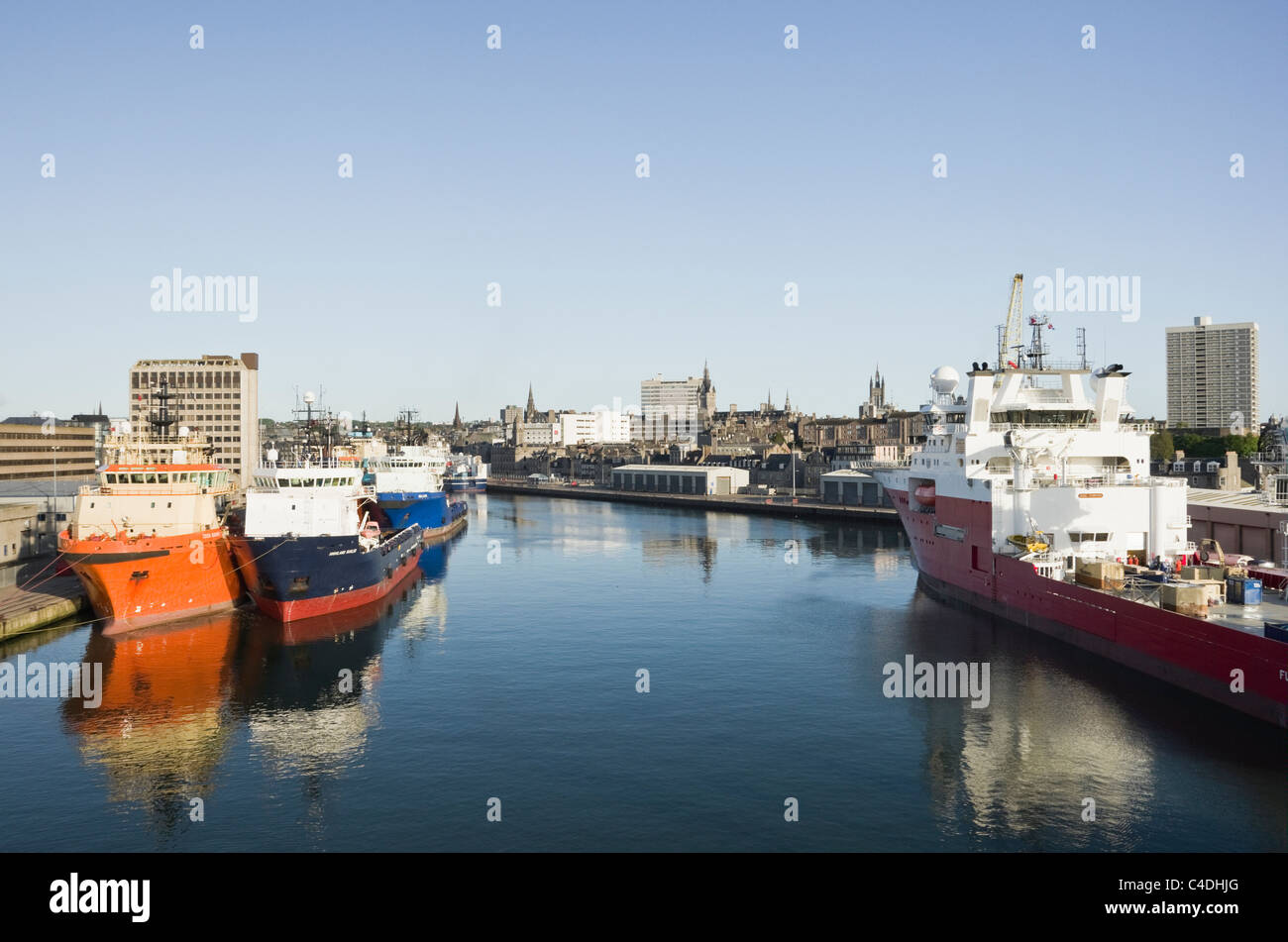 Schiffe im Hafen liefert die Anlagen für die Nordsee-Offshore-Ölindustrie angedockt. Aberdeen, Aberdeenshire, Schottland, Großbritannien. Stockfoto