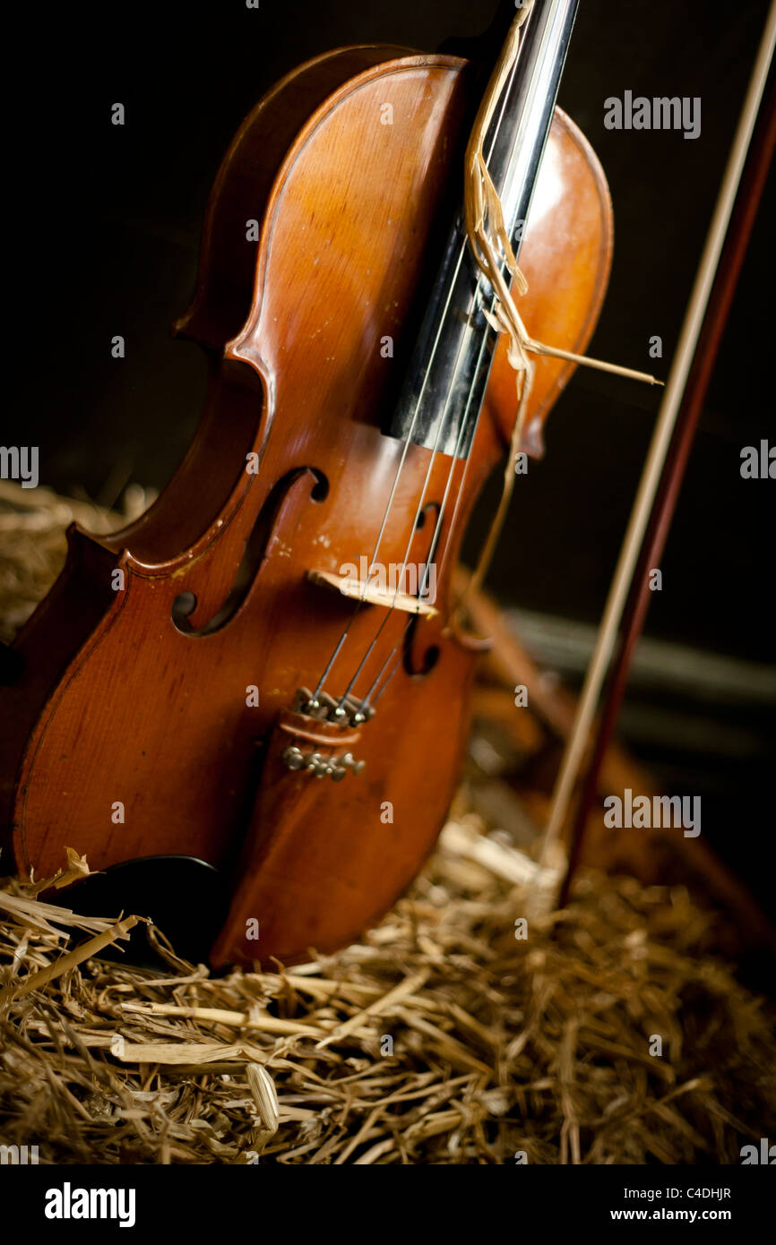 Geige auf Heuballen Stockfoto