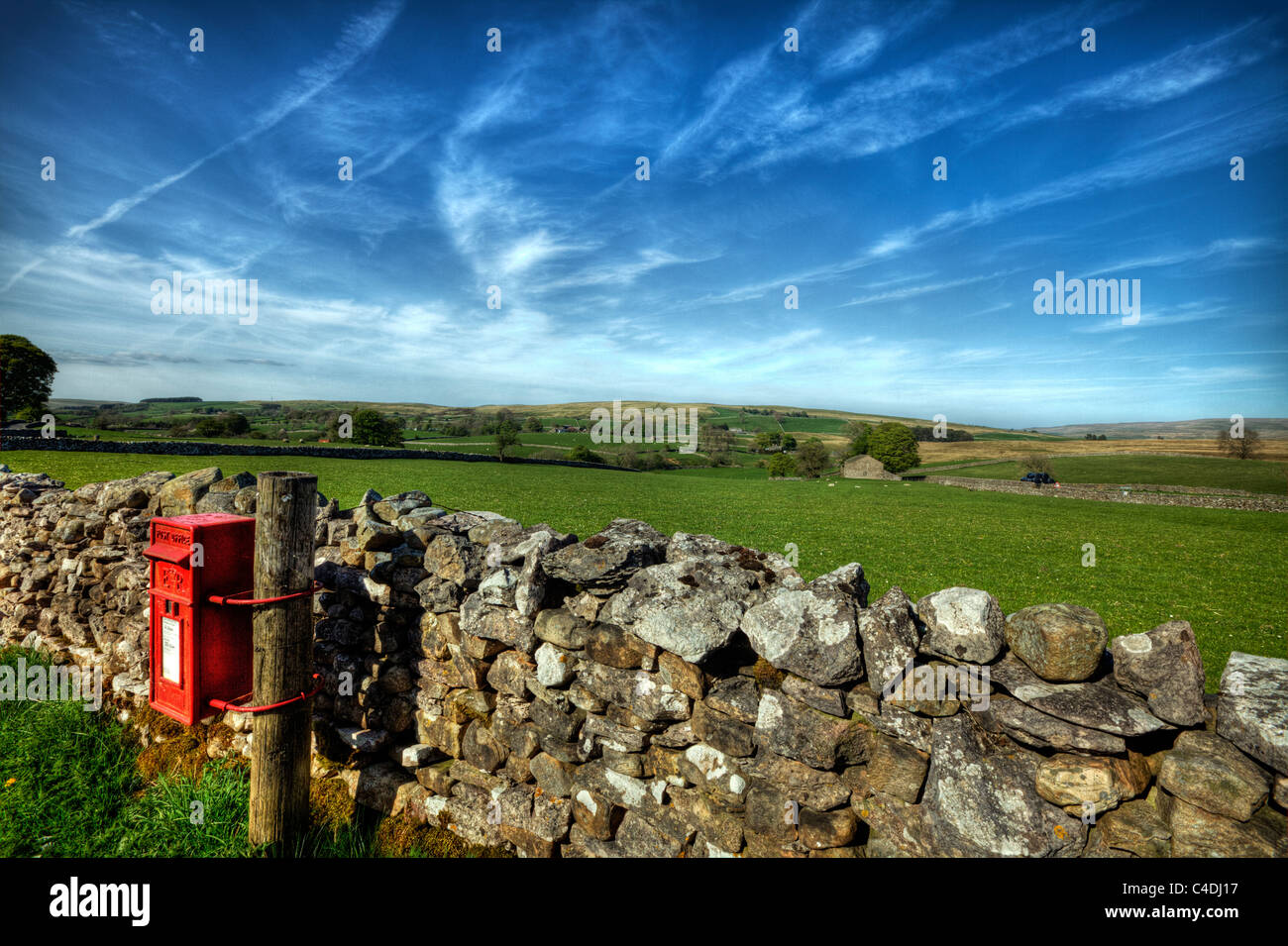 Artlegarthdale, Yorkshire, England alten edwardian, viktorianische königliche Post Briefkasten auf Holzpfahl Trockenmauern Wand hdr Stockfoto