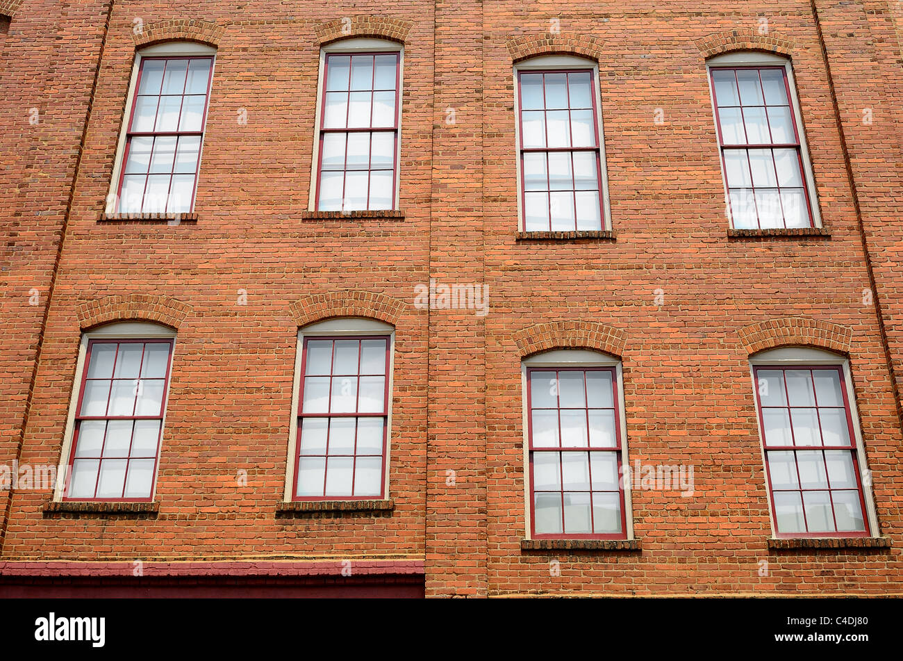 Windows auf einem Appartement Gebäude an der Wand. Stockfoto