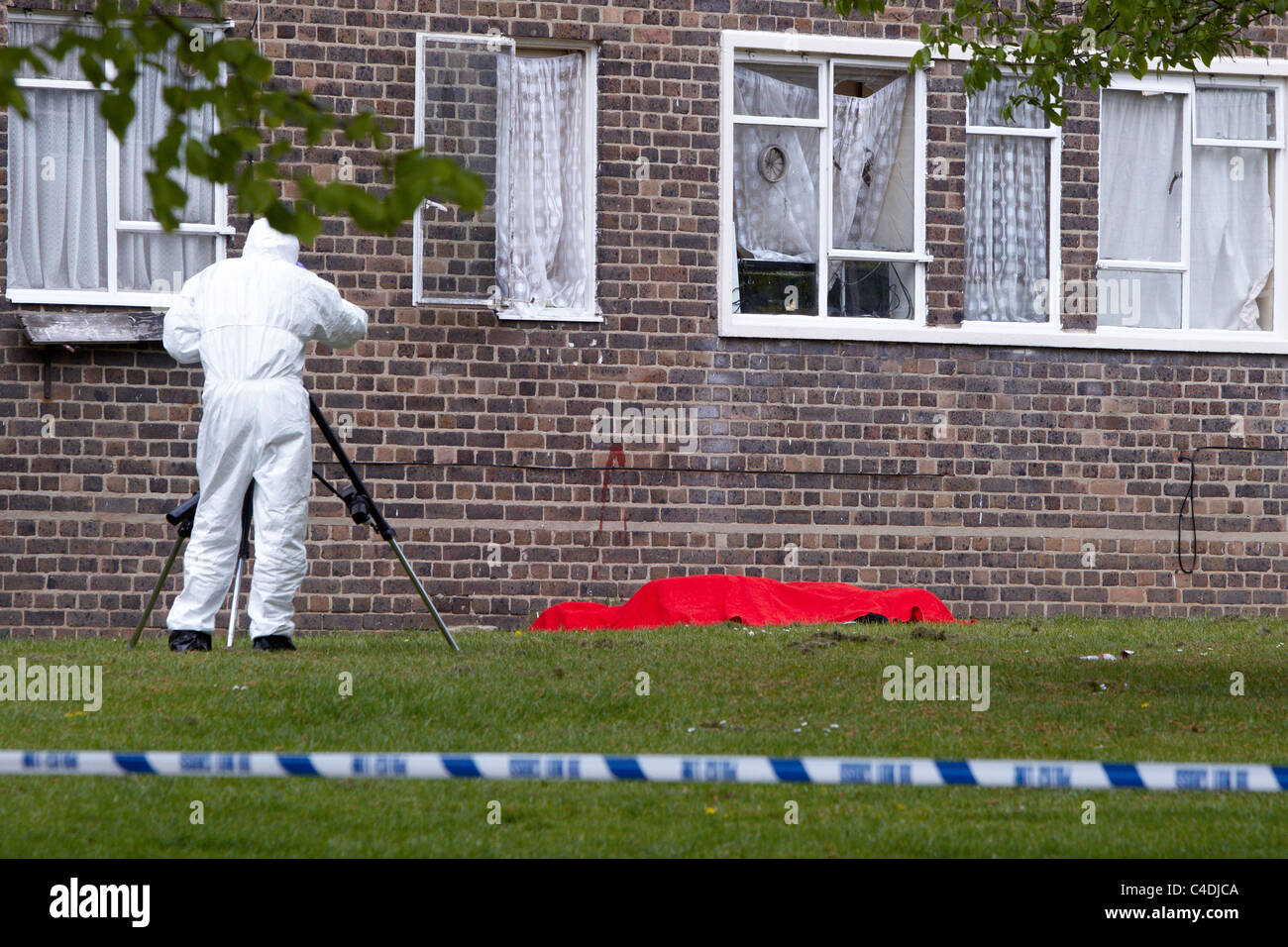 Polizei forensischen und Suche Offiziere bei der Szene von einem tödlichen Schüssen in Clapham Park Gegend von London Stockfoto
