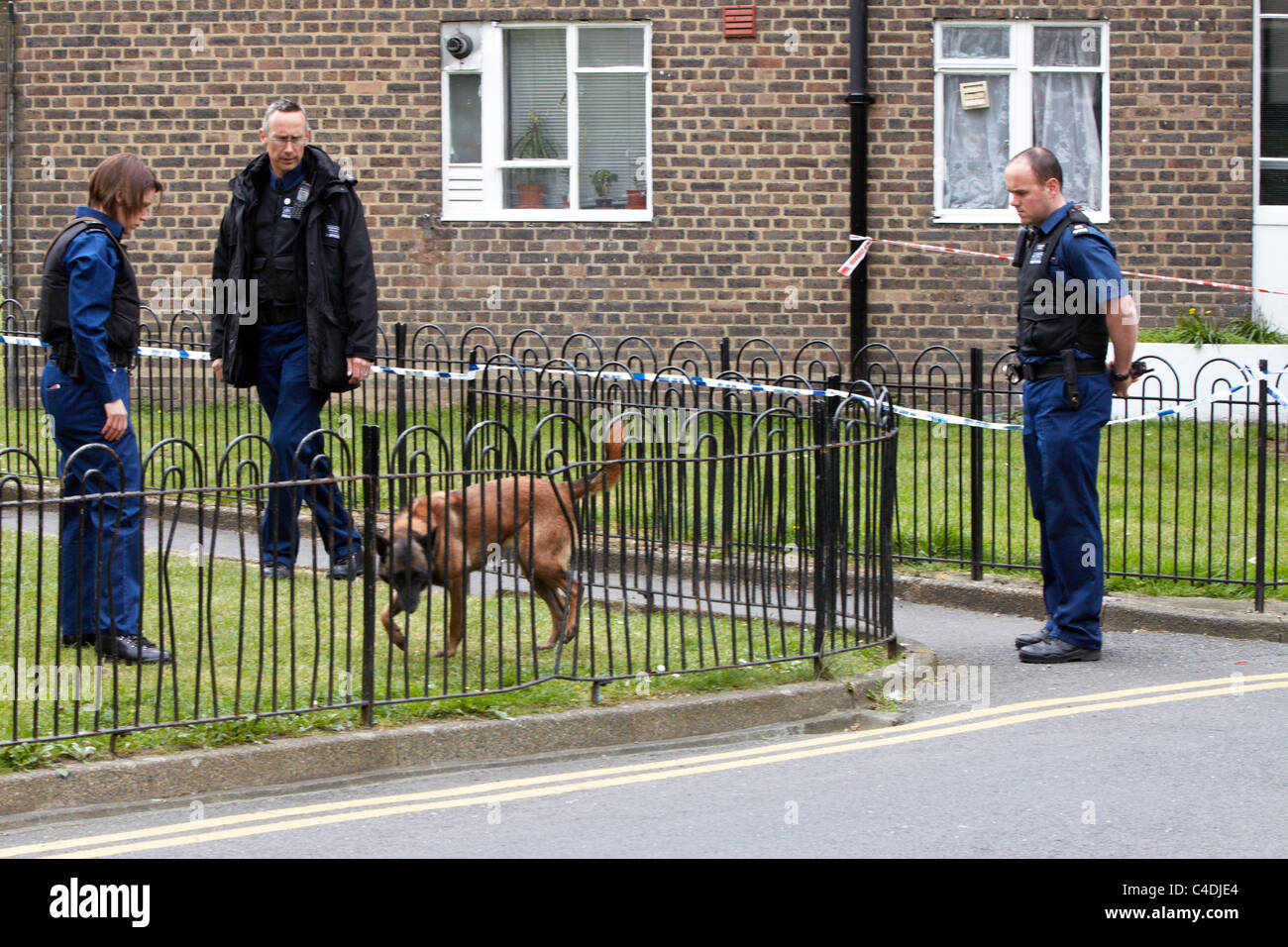 Polizei forensischen und Suche Offiziere bei der Szene von einem tödlichen Schüssen in Clapham Park Gegend von London Stockfoto