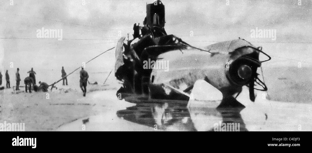 Ein deutscher U-Boot, das am Ufer in der Nähe von Calais, Frankreich während Erster Weltkrieg lief ich - angezündet von seiner crew Stockfoto