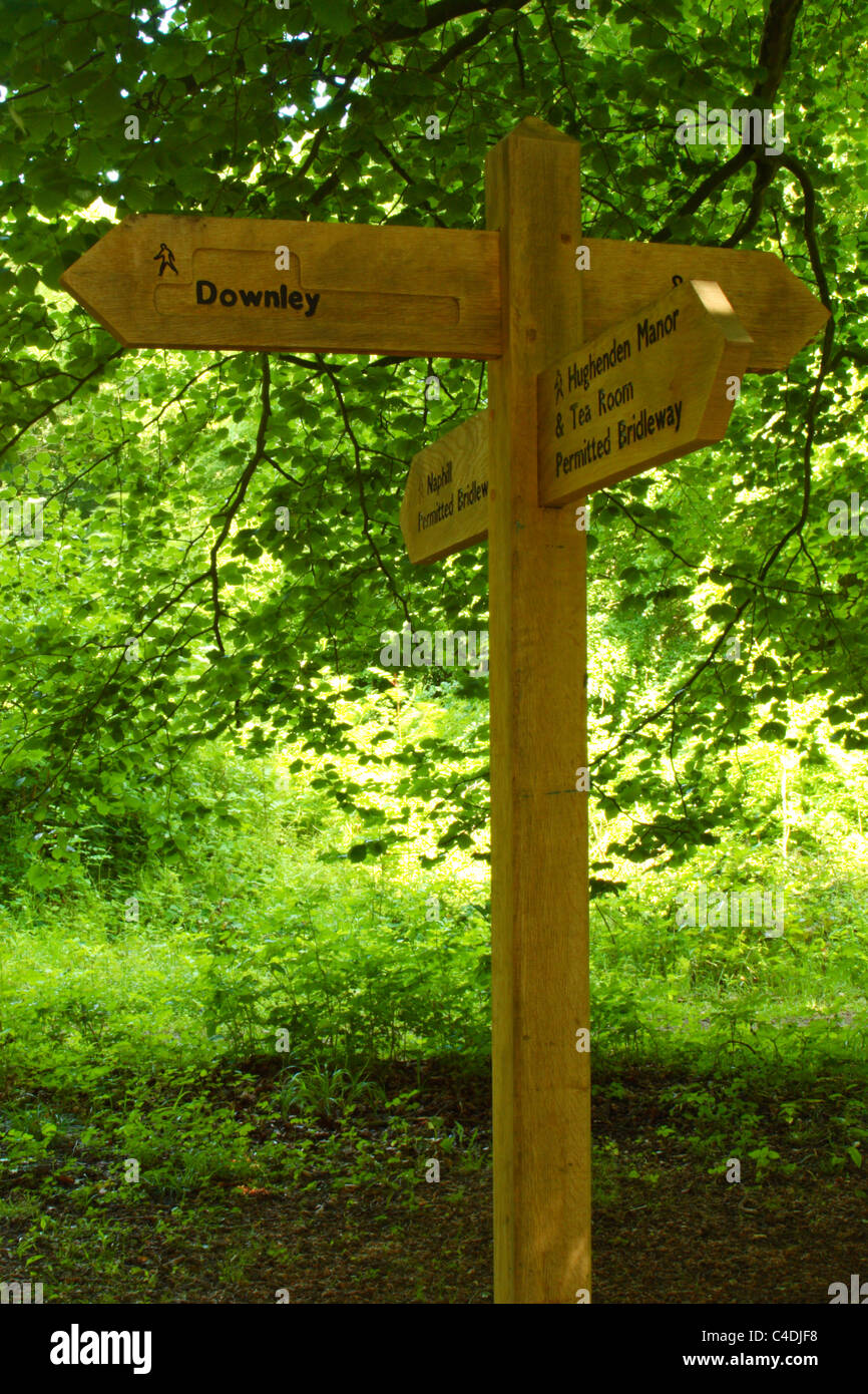 Ein Trail-Marker auf Hughenden Anwesen in Buckinghamshire, Vereinigtes Königreich, zeigt den Weg zum Dorf Downley. Stockfoto