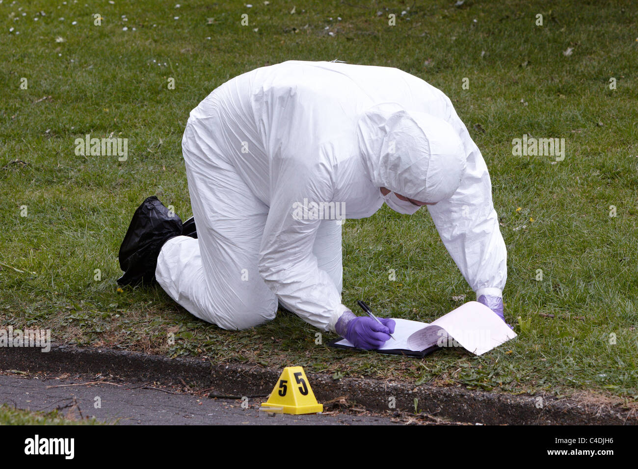 Polizei forensischen und Suche Offiziere bei der Szene von einem tödlichen Schüssen in Clapham Park Gegend von London Stockfoto