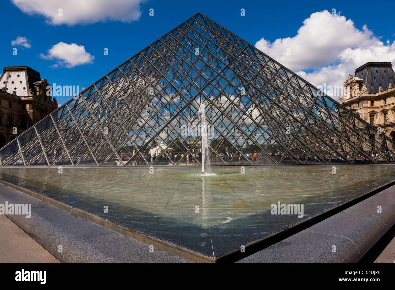 Glaspyramide und Brunnen Eingang zum Louvre Paris Frankreich schönen blauen Himmel Hintergrund und dreidimensionale Wolken Stockfoto