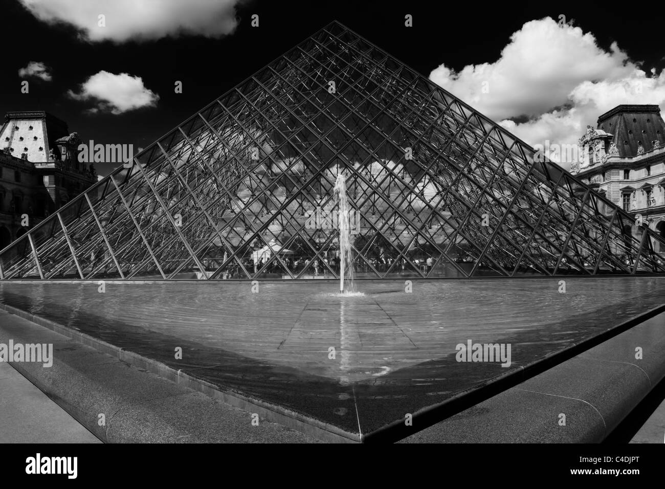 Kreative schwarz-weiß Ansicht Glaspyramide und Brunnen Eingang zum Louvre Paris Frankreich Stockfoto