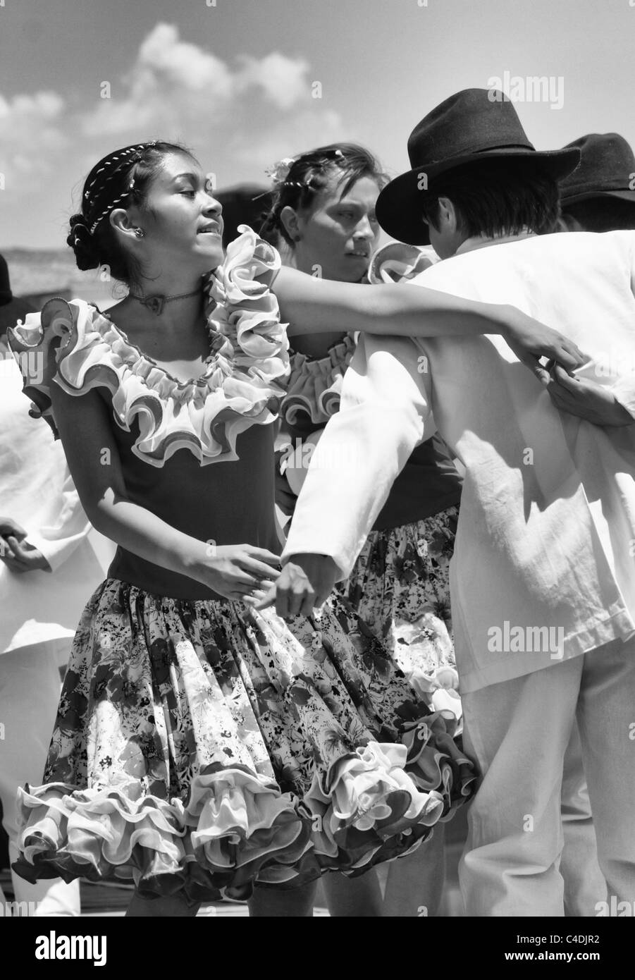 Tänzer von Nobsa Tanzgruppe außerhalb einen traditionellen Tanz durchführen. Nobsa, Boyacá, Kolumbien, Südamerika Stockfoto