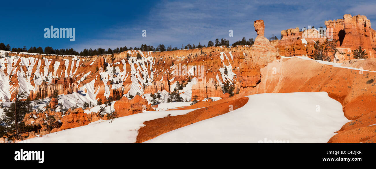 Hell, bunt, malerischen Blick auf Queens Garden roten Felsen Hoodoos mit Schnee von Trail-Bryce Canyon Nationalpark Utah USA Stockfoto