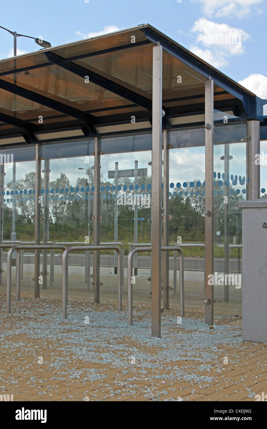 Bushaltestelle, verwüstet durch die Fenster einschlagen. Stockfoto