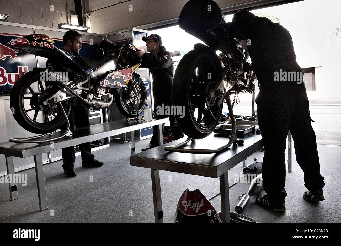 Ajo Moto GP 125 Team Grube bei Air Asia British GP Danny Kent und Jonas Folger Fahrer Stockfoto