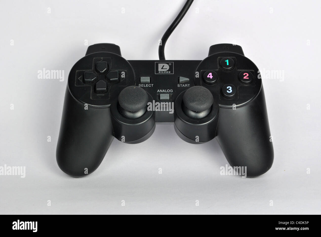 auch als Gamepad Joypad oder Control pad eine Art von game-Controller in der Hand auf weißem Hintergrund gehalten Stockfoto