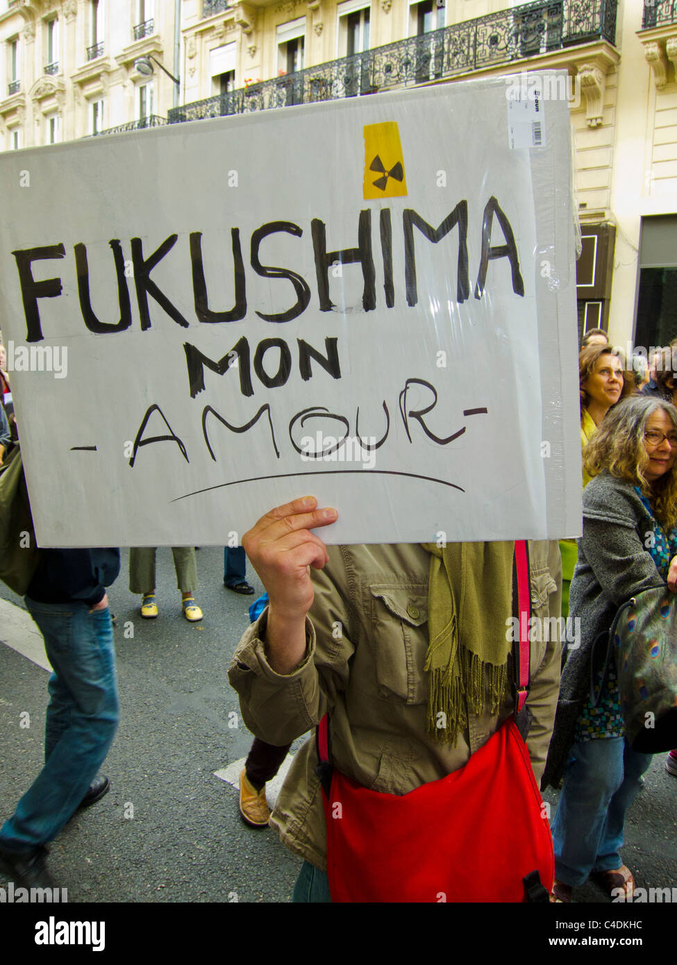 Paris, Frankreich, Französisch Demonstration gegen Atomkraft, Mann mit ökologischen Schild "Fukushima Mon AMour" Stockfoto