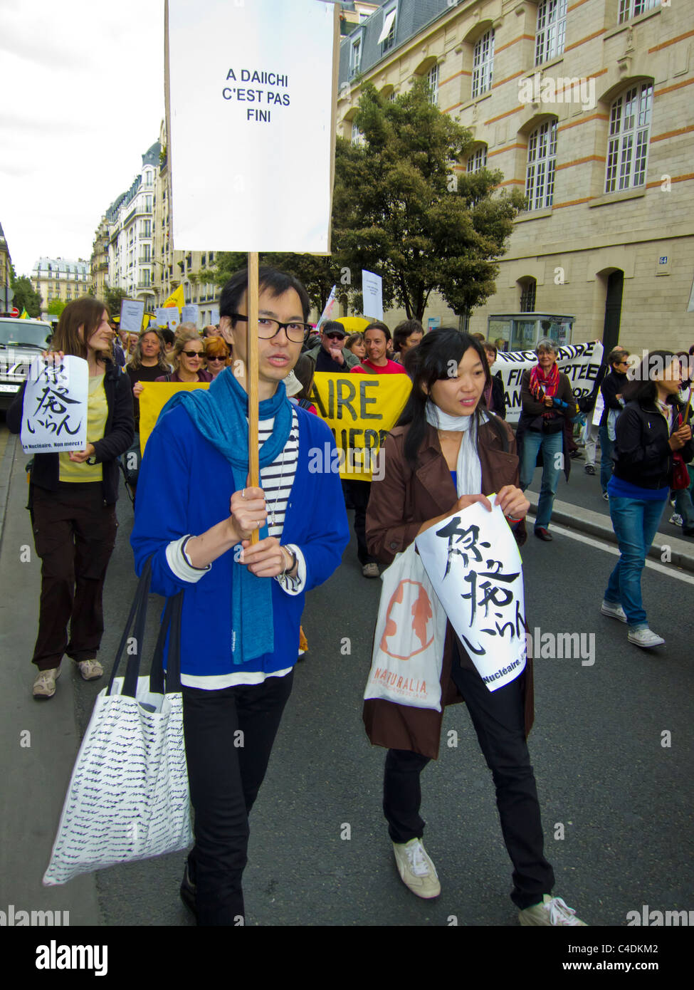 Paris, Frankreich, Demonstration gegen Atomkraft, Japaner mit Schildern Stockfoto