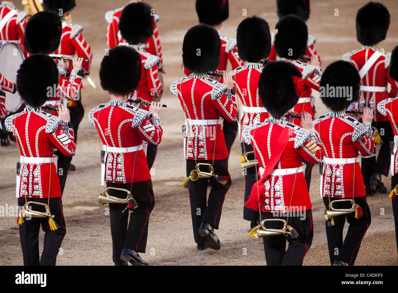 Trompeter der Massed Bands des Geschäftsbereichs Haushalt marschieren und spielen bei der jährlichen Beating Retreat Zeremonie in London. Stockfoto