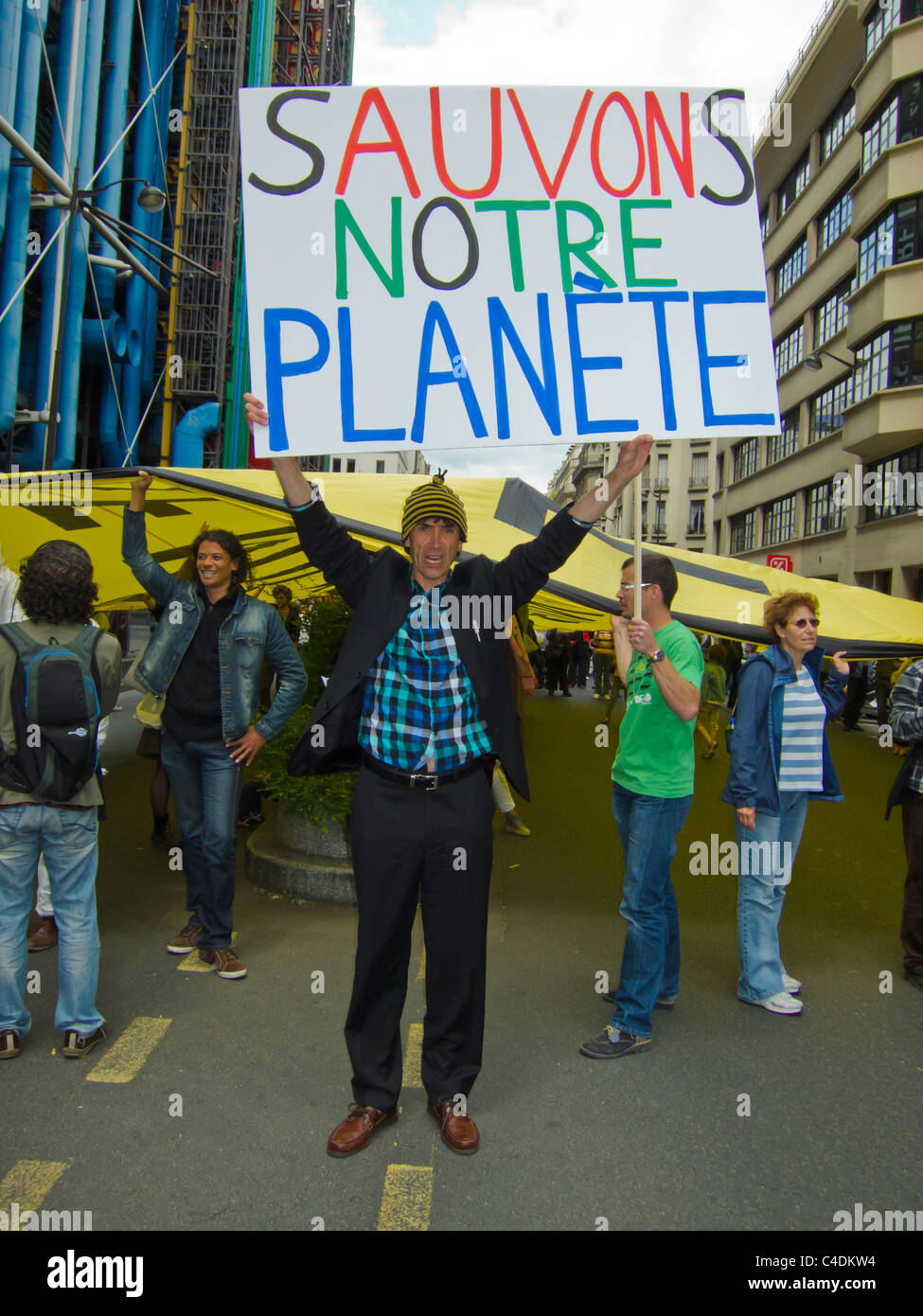 Paris, Frankreich, französische Demonstration gegen Atomkraft, Menschen, die mit Schildern auf der Straße unterwegs sind."Rette unseren Planeten"-Zeichen, Atomenergieprotest Stockfoto