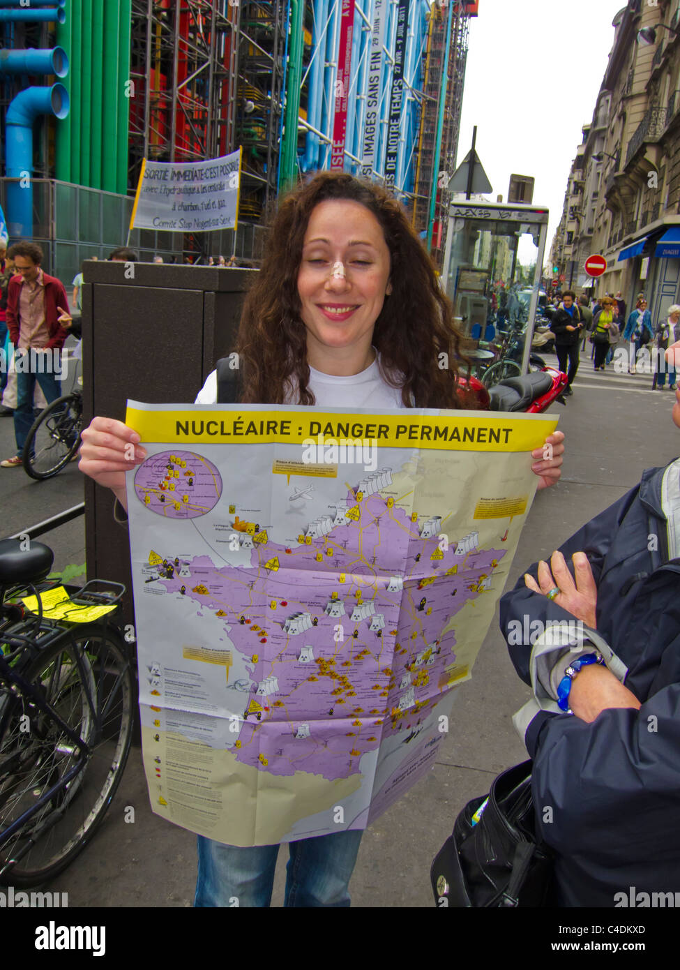 Paris, Frankreich, französische Demonstration gegen Kernenergie, französische Frau, die die Karte der Kernenergie hält, Protest gegen Kernenergie Stockfoto