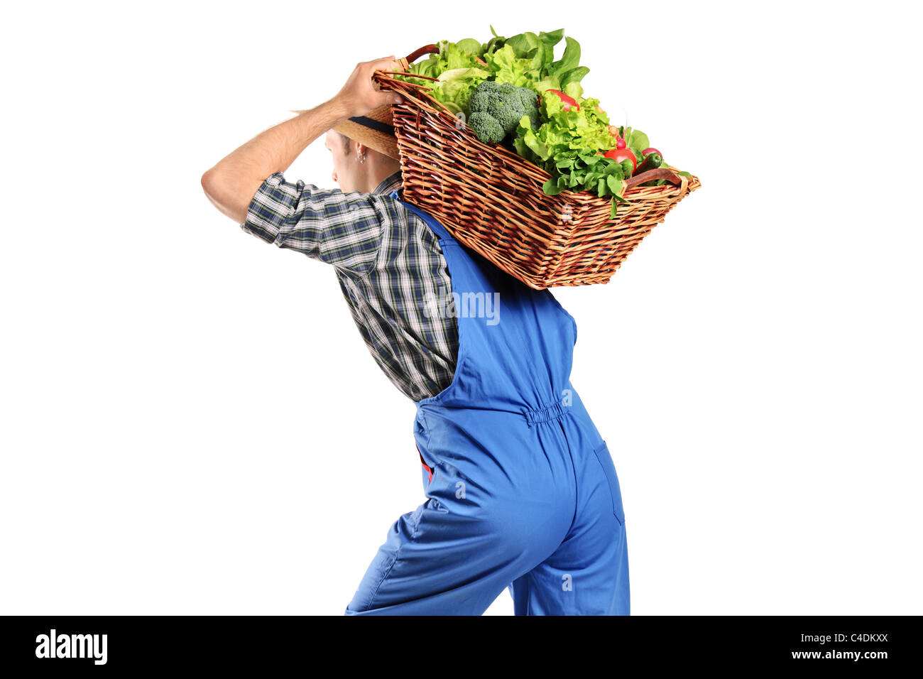Ein Bauer, einen Korb mit Gemüse auf dem Rücken tragen Stockfoto