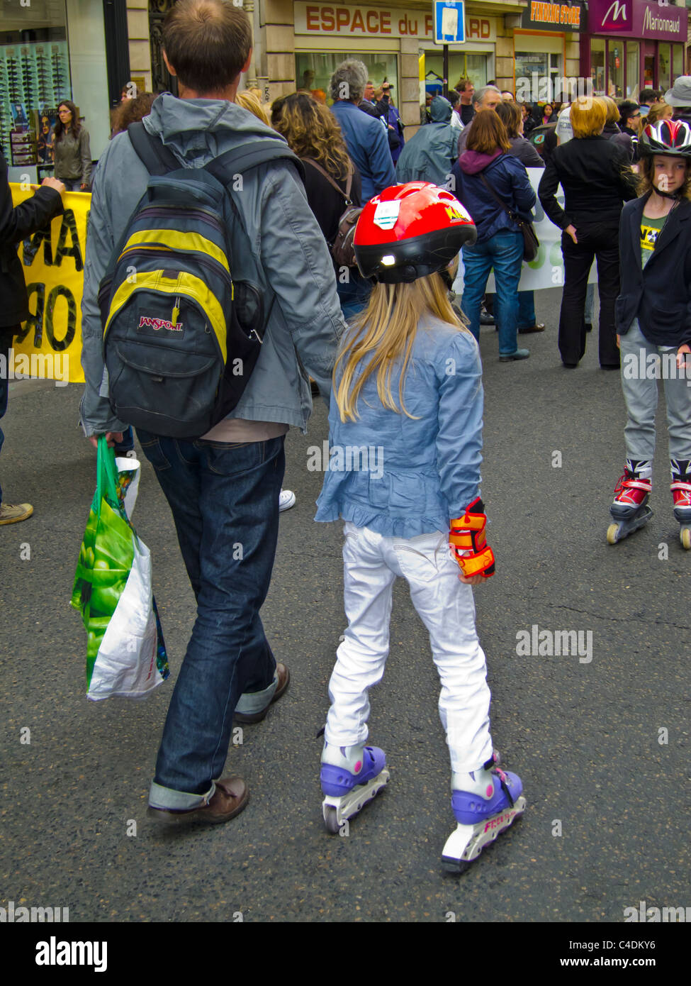 Paris, Frankreich, französische Demonstration gegen Atomkraft, Familie auf der Straße, von hinten, Mädchen auf Rollerskates, authentischer französischer Lebensstil, junges französisches Mädchen im Teenageralter Stockfoto