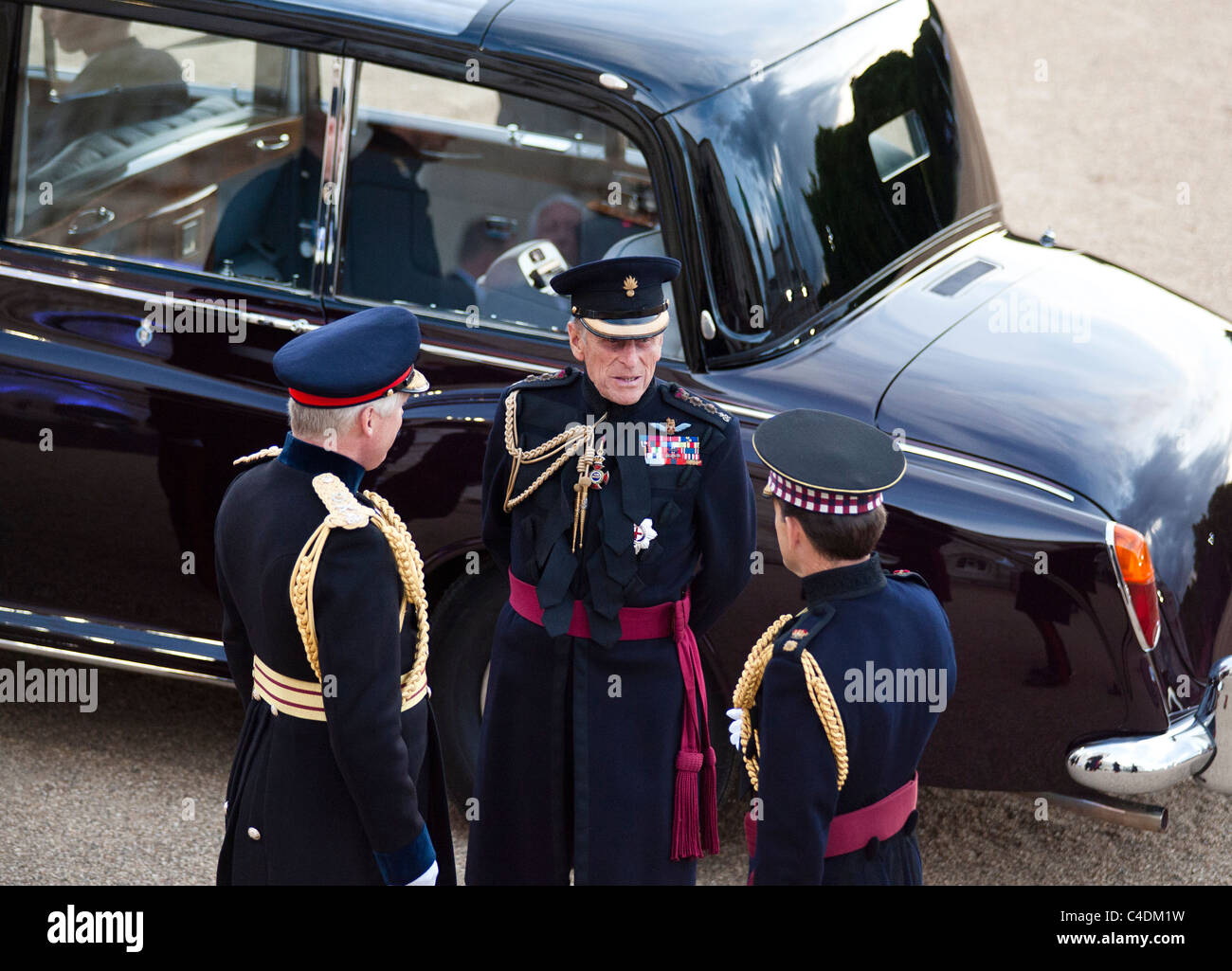 Seine königliche Hoheit Prinz Philip spricht der Duke of Edinburgh mit Offizieren vor 2011 Beating Retreat Zeremonie in London Stockfoto