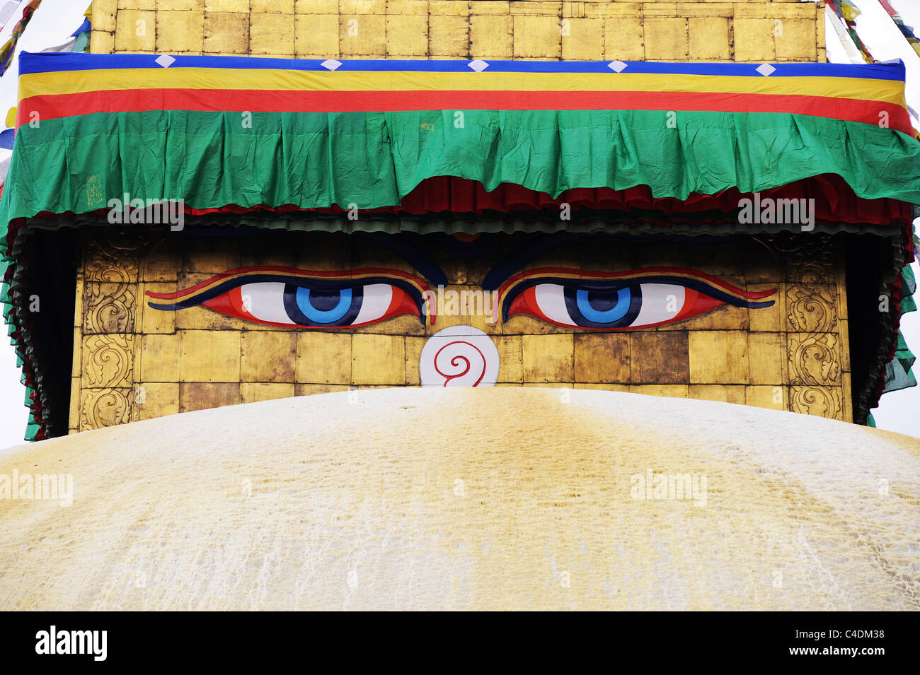 Buddhas Augen gemalt auf der Basis des goldenen Turms auf dem Bodhnath buddhistischen Tempel in Kathmandu, Nepal. Stockfoto