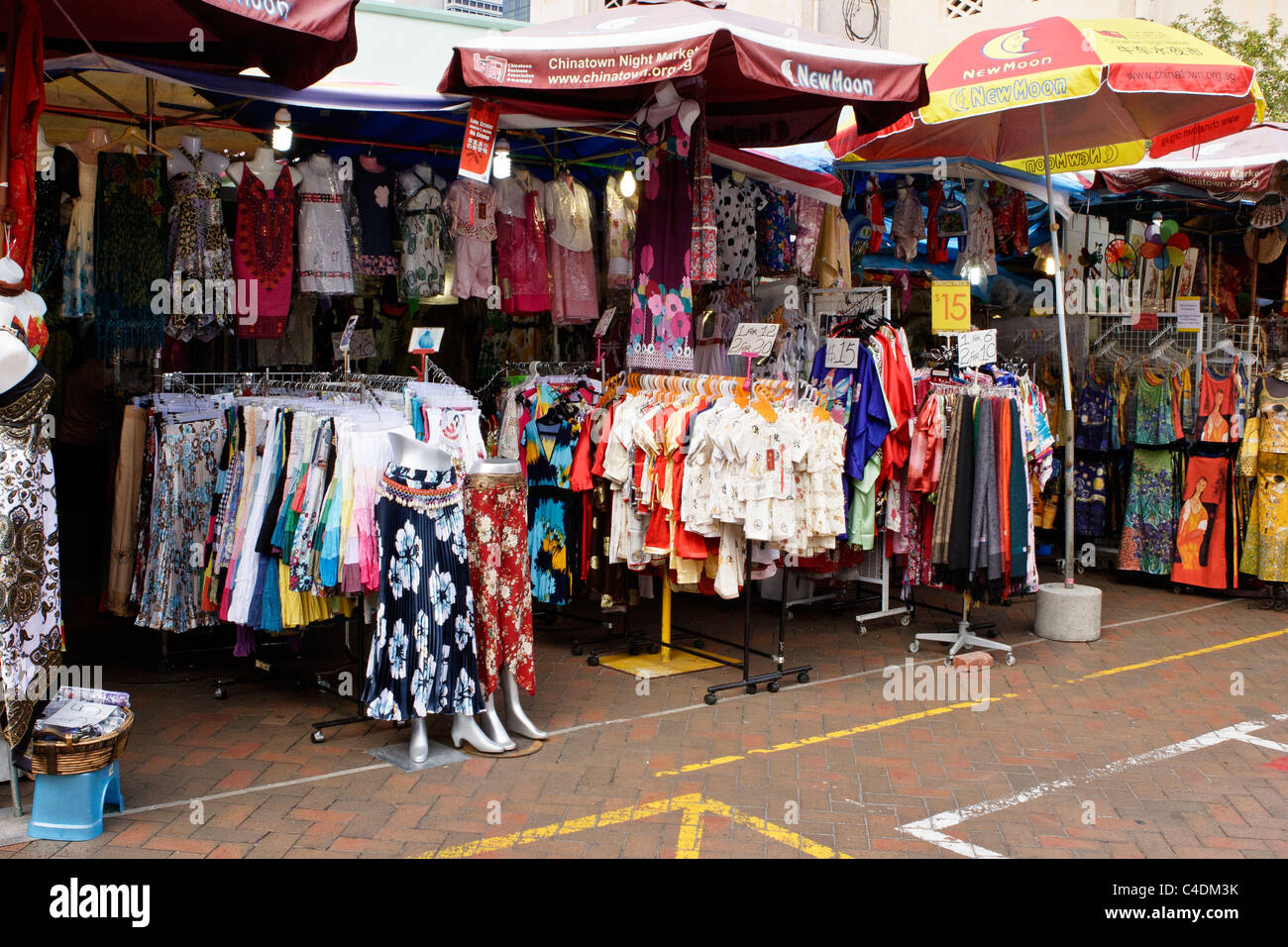 Kleidung auf dem Display in Singapur Chinatown Markt zu verkaufen. Stockfoto