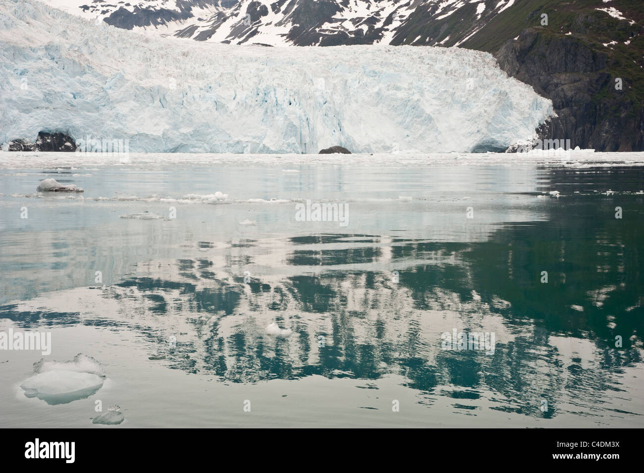 Ruhiges Wasser spiegelt das Gesicht der Aialik Gletscher in Alaska der Kenai Fjords Nationalpark. Stockfoto