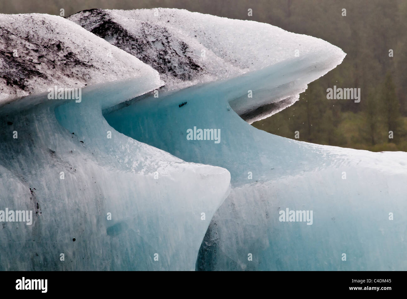 Das blaue farbige Eis schweben in Portage Lake, Alaska. Stockfoto