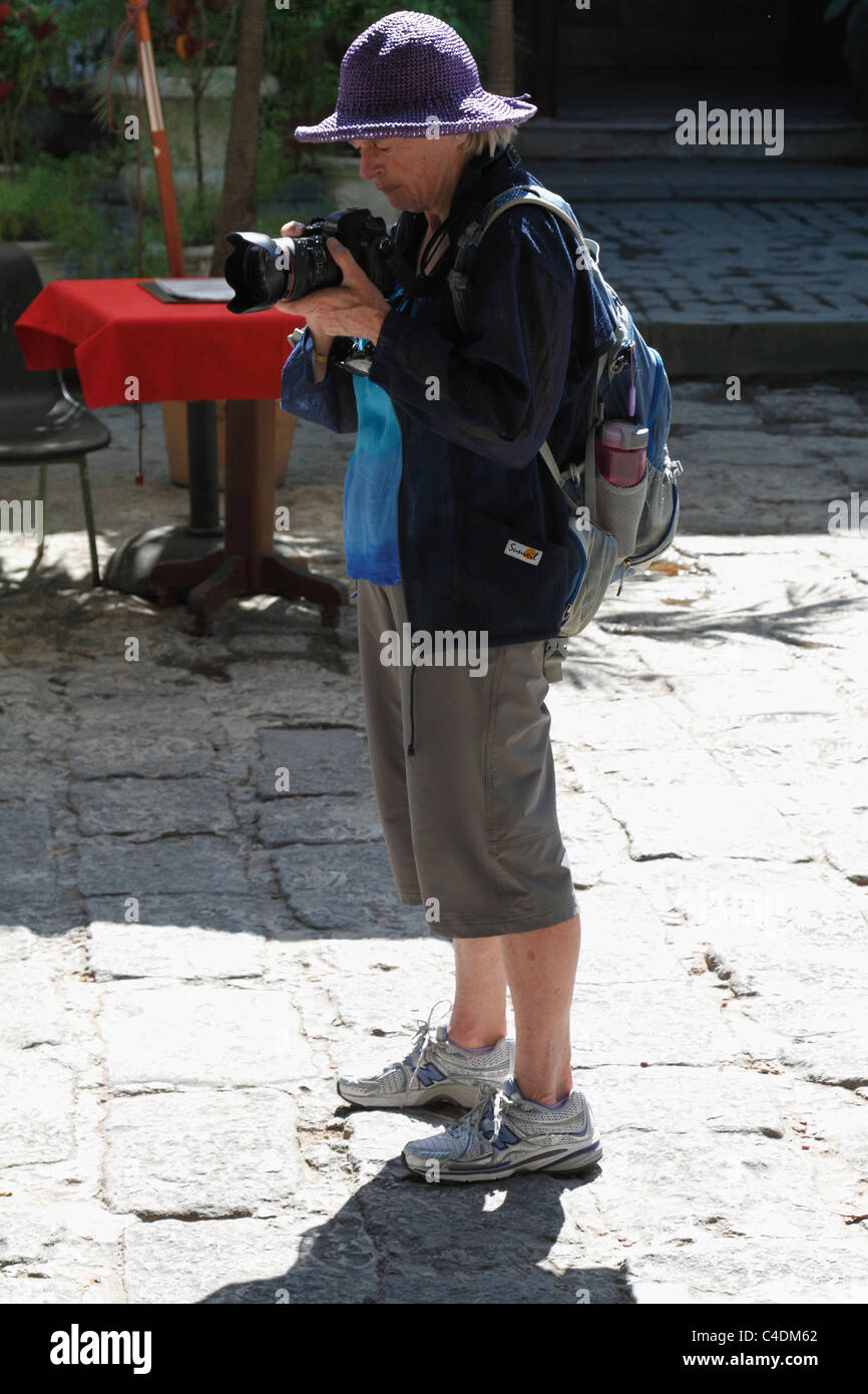 Fotograf touristischen Frau schießen auf der Straße. Havanna (Habana), Kuba Stockfoto