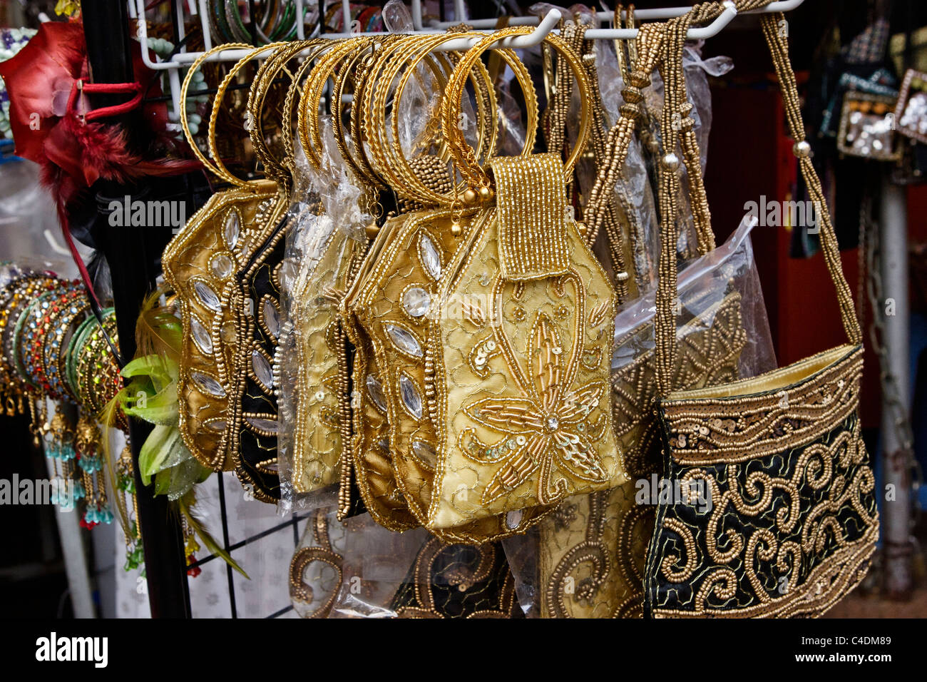 Damen-Handtaschen auf Chinatown Markt auf Pagoda Street, Singapur. Stockfoto