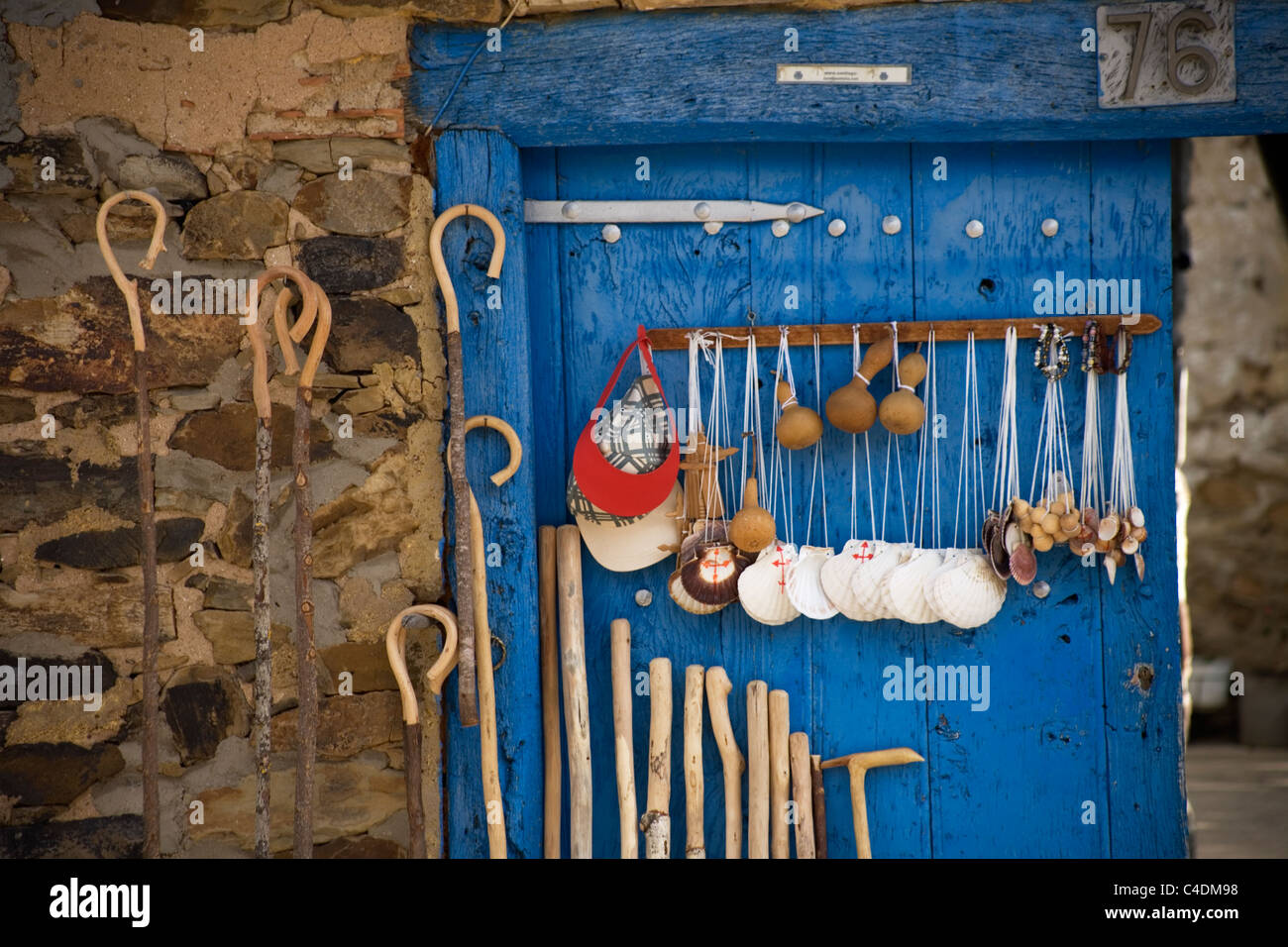 Walking-Stöcke, Jakobsmuscheln und Souvenirs stehen zum Verkauf in den französischen Weg nach Santiago De Compostela, Spanien Stockfoto