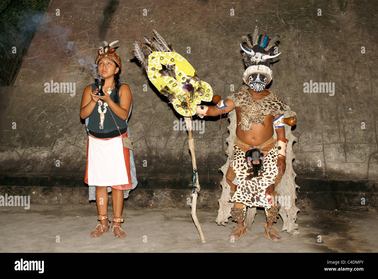 Darsteller in Maya-Schamanen-Kostümen in der Nähe von Cobá, Quintana Roo, Mexiko Stockfoto