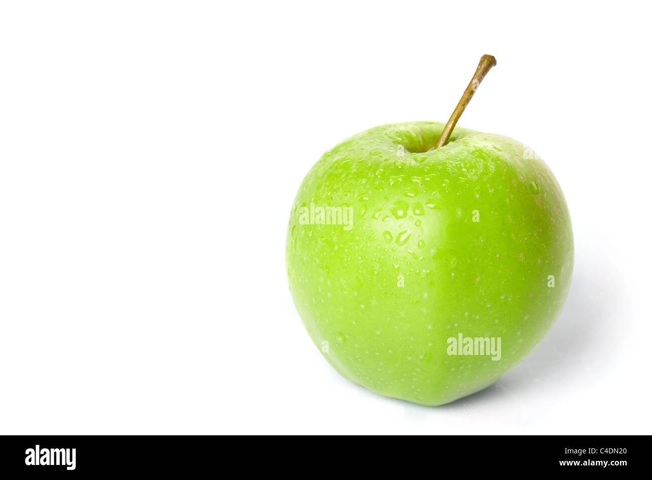 nassen grüner Apfel auf dem weißen Hintergrund Stockfoto