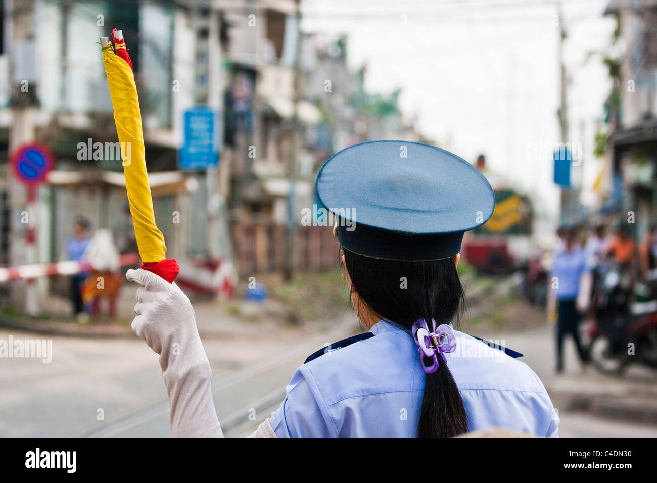 Kreuzung Eisenbahner Signale auf einen Zug Stockfoto