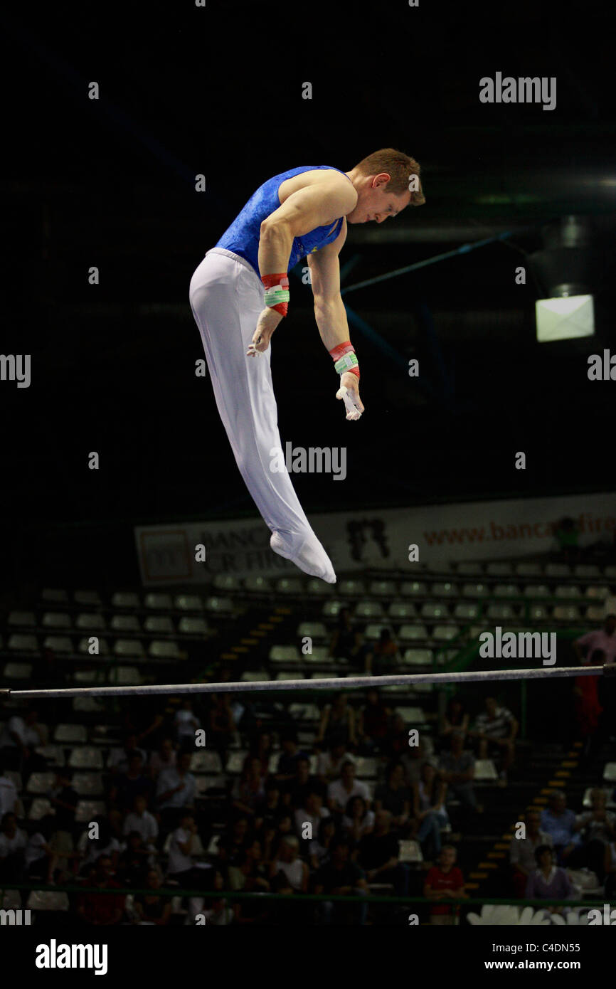 Gymnastik-Wettbewerb: Enrico Pozzo der italienischen Nationalmannschaft Gymnast führt seine hohen bar-Routine Stockfoto