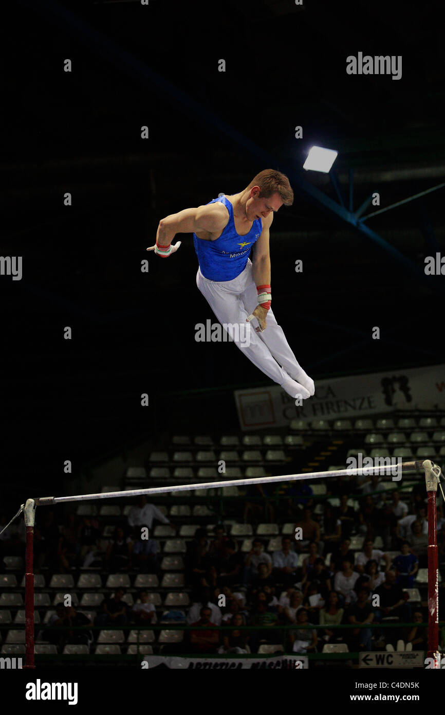 Gymnastik-Wettbewerb: Enrico Pozzo der italienischen Nationalmannschaft Gymnast führt seine hohen bar-Routine Stockfoto