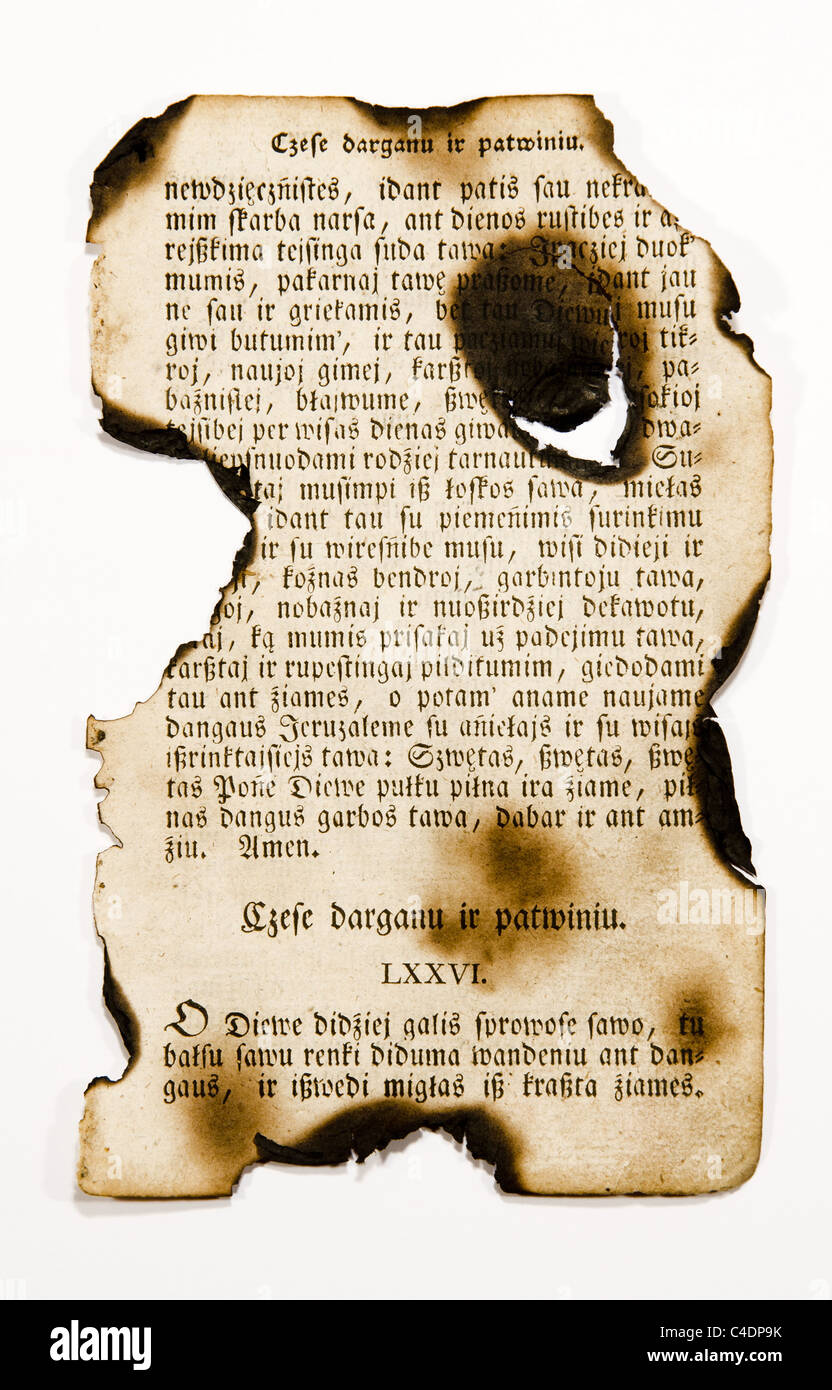 alten religiösen Büchern verbrannten Seite auf weißem Hintergrund Stockfoto