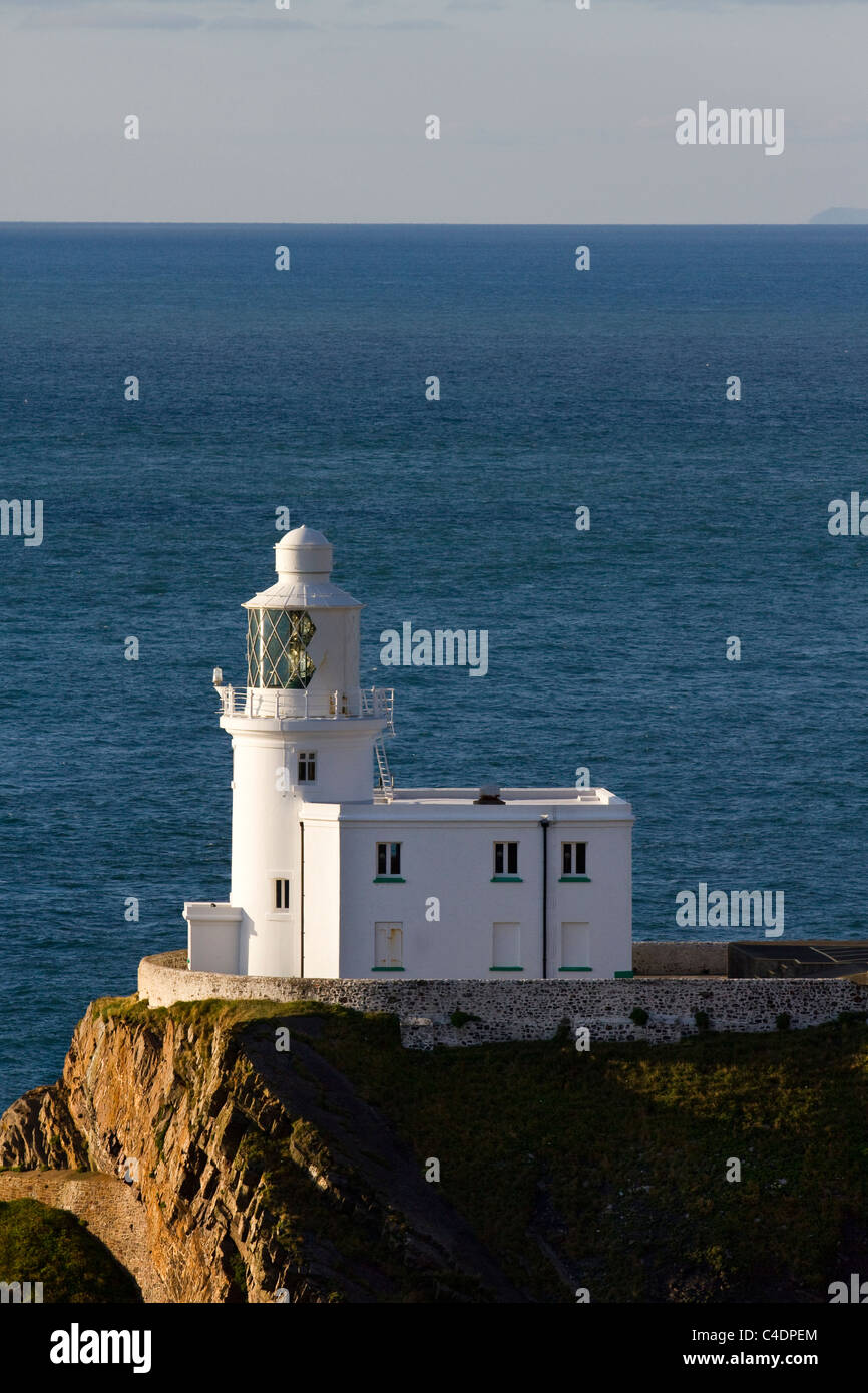 HM Coastguard White Painted Unmanned Small Hartland Point Lighthouse in der Abenddämmerung, North Devon, Großbritannien Stockfoto