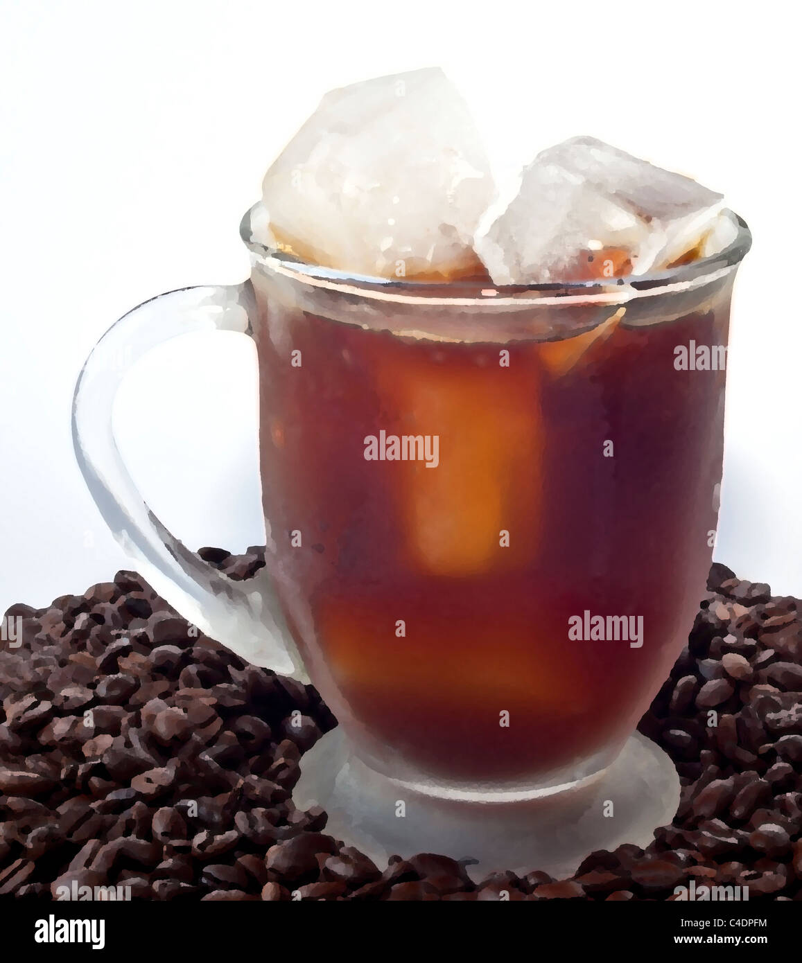 Eiskaffee im Glas auf Haufen von Bohnen Stockfoto