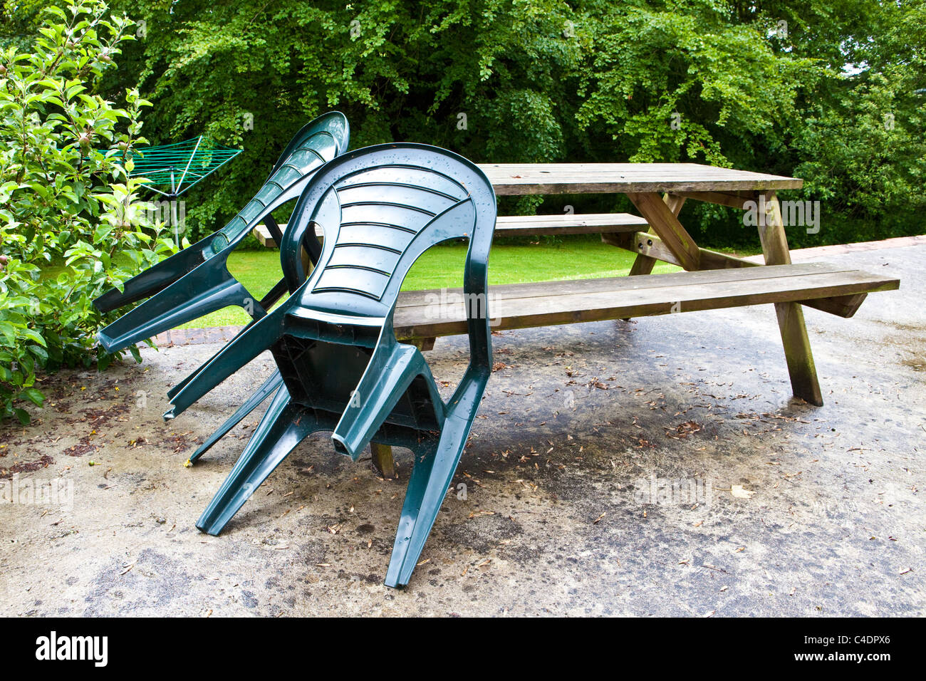 Picknick-Tisch und Stühle im Einsatz nicht bei Regenwetter Stockfoto