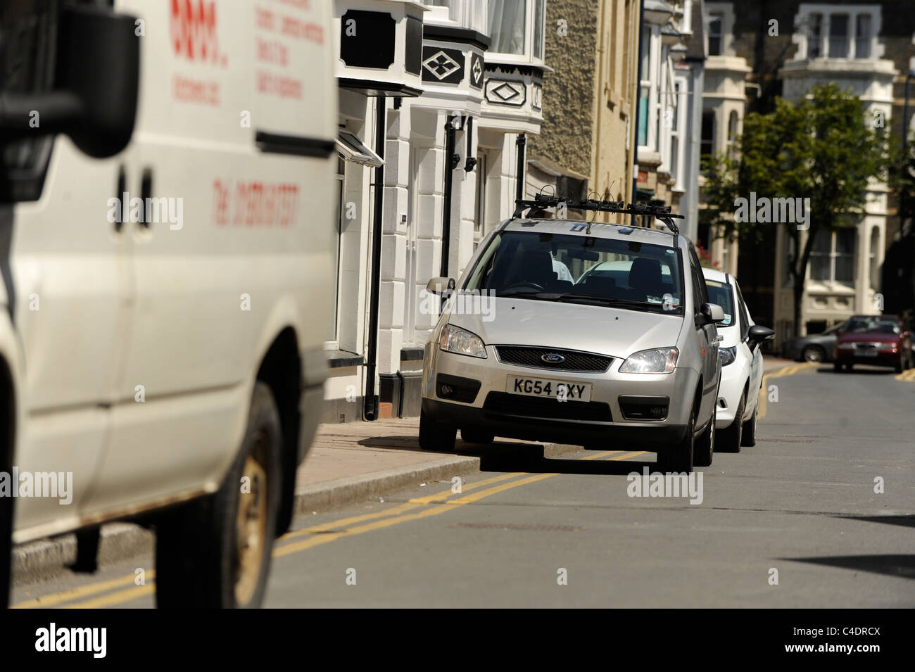 Aberystwyth Ceredigion West Wales - 9. Juni 2011 - Autos parkten auf doppelte gelbe Linien nach dem Rückzug der Politessen Stockfoto