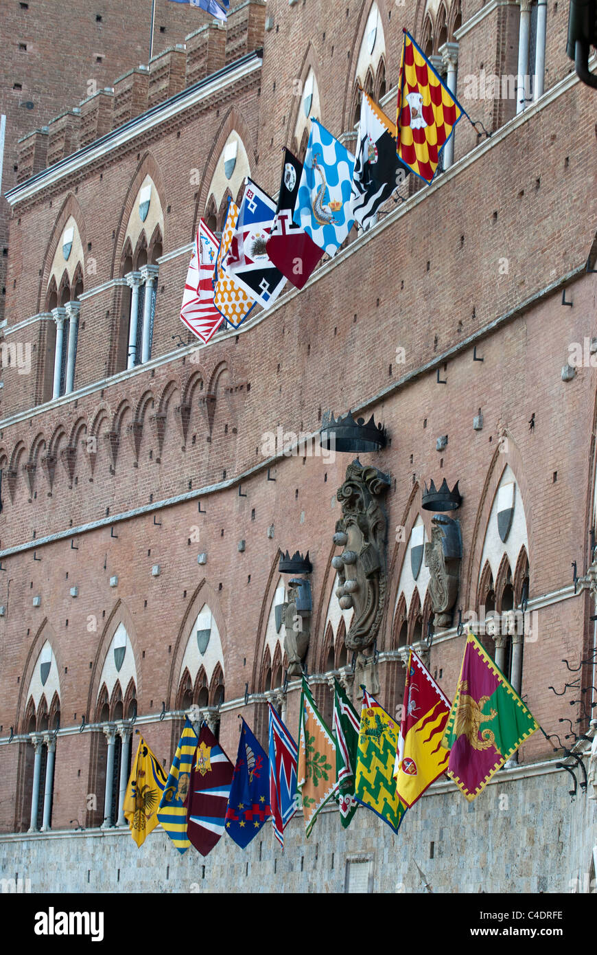 Fahnen schmücken die Piazza-Gebäude in Siena am Tag der berühmte Palio-Pferderennen. Stockfoto