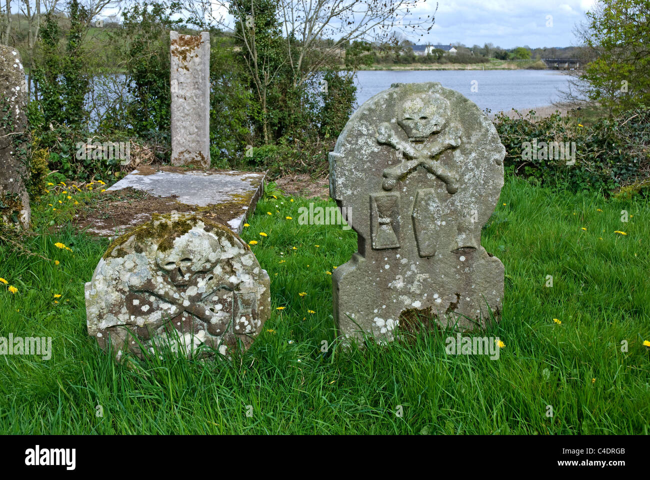 Galloon Insel Friedhof mit 18thC Grabstein und Reste der keltischen Kreuz, Upper Lough Erne, Grafschaft Fermanagh, Nordirland Stockfoto