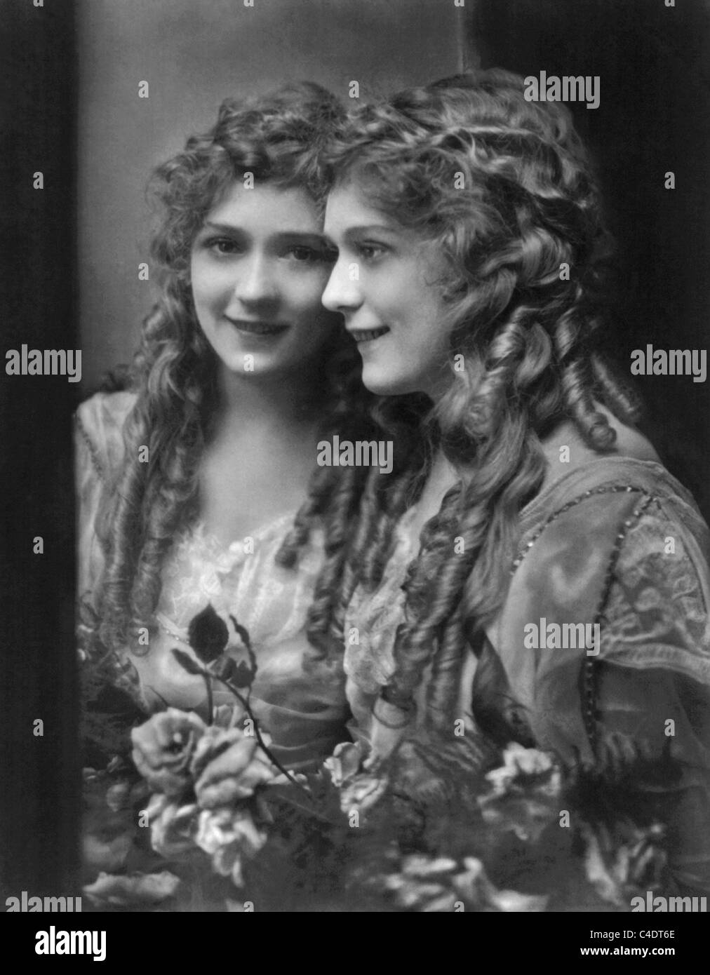 Vintage Porträtfoto ca. 1914-kanadischer Schauspielerin Mary Pickford (1892-1979) stehen neben einem Spiegel. Stockfoto