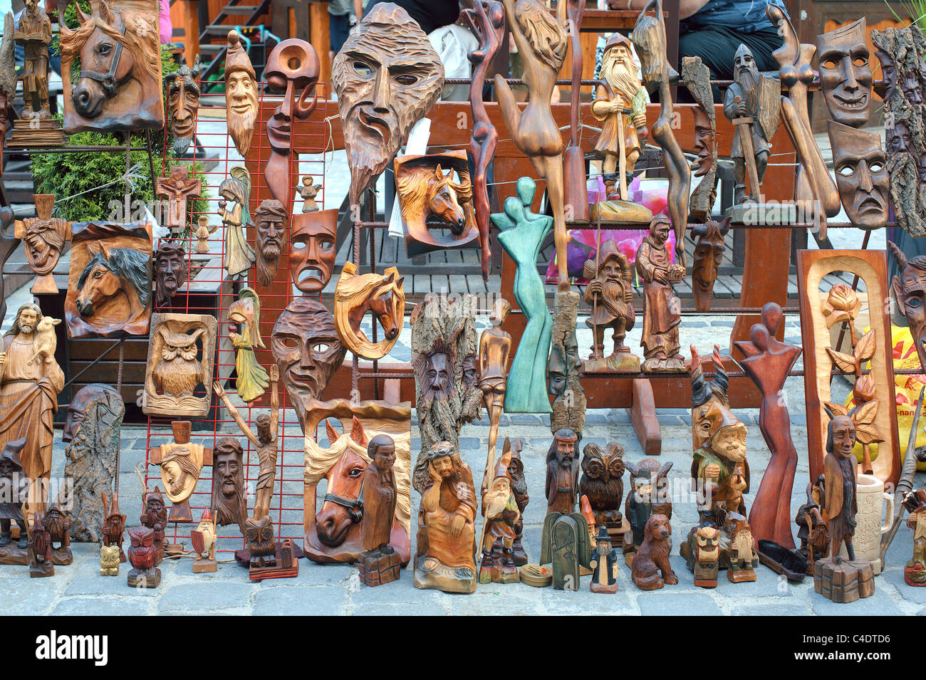 Holzskulpturen ausgestellten Breslauer Altmarkt Stockfoto