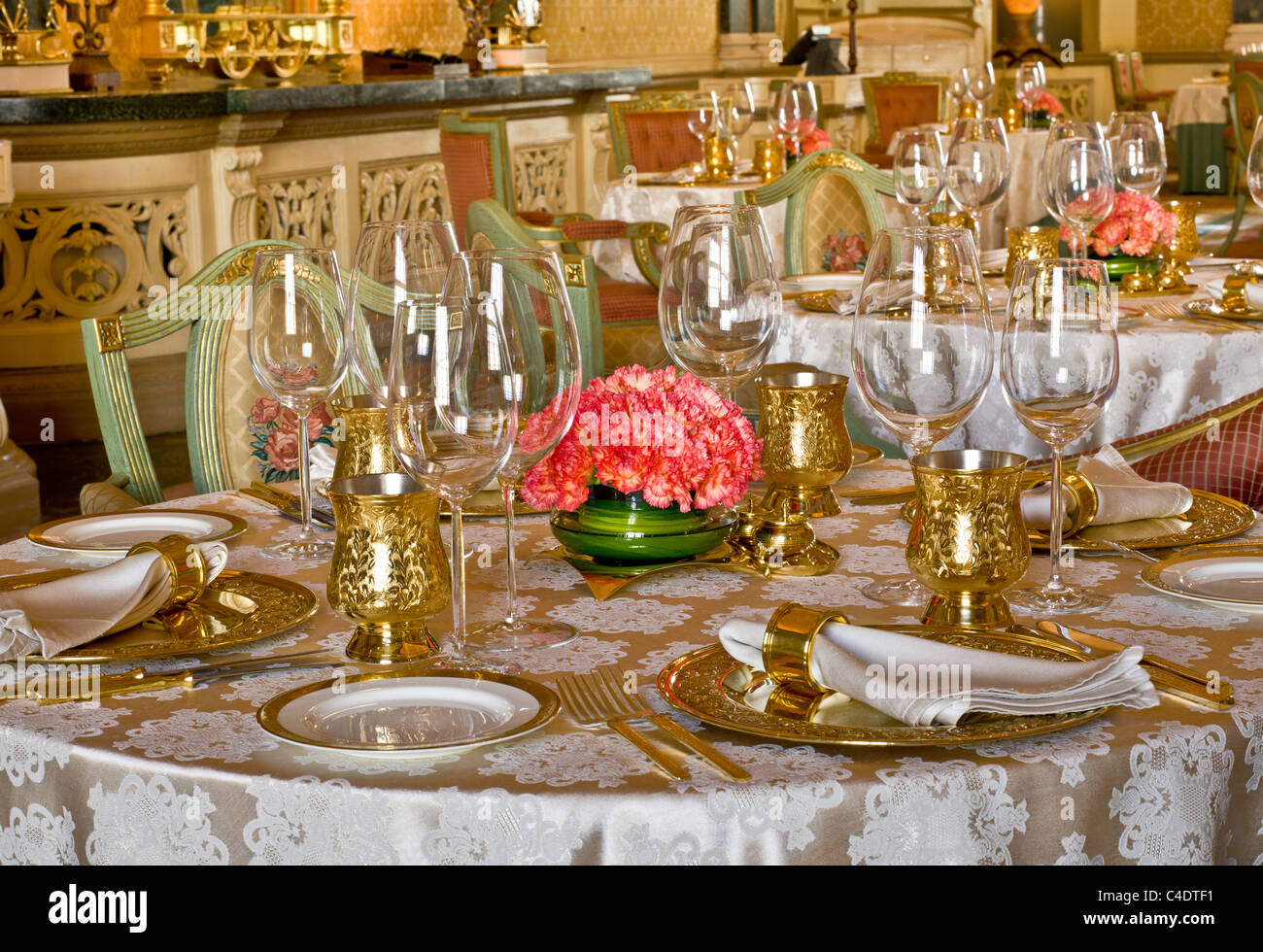 Schön gedeckten Tisch mit gold plattiert Besteck im Restaurant ... Schön gedeckten Tisch mit gold plattiert Besteck im Restaurant ...