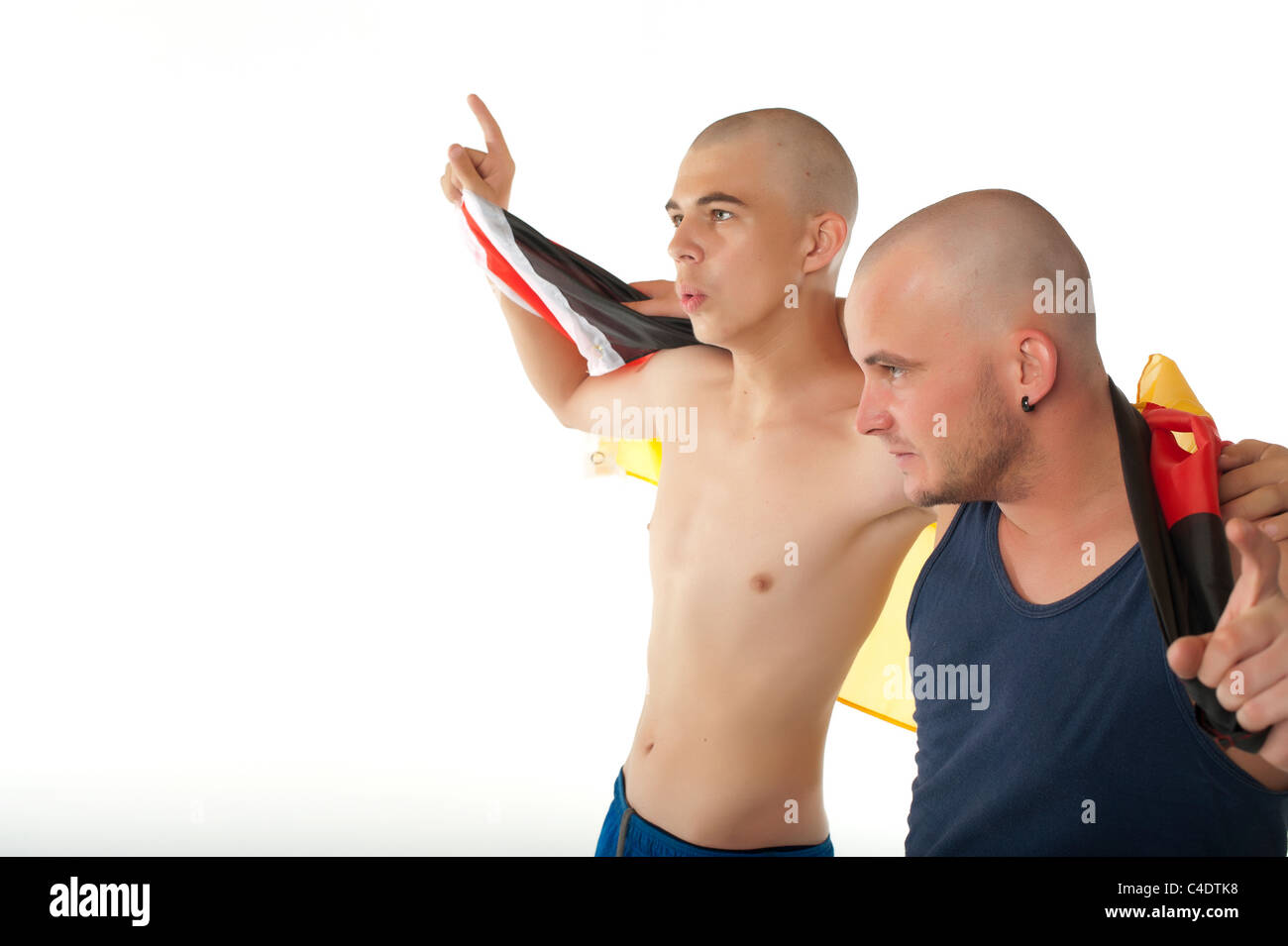 Deutsche Skinhead-Hooligans jubeln mit Deutschland Flagge Stockfoto